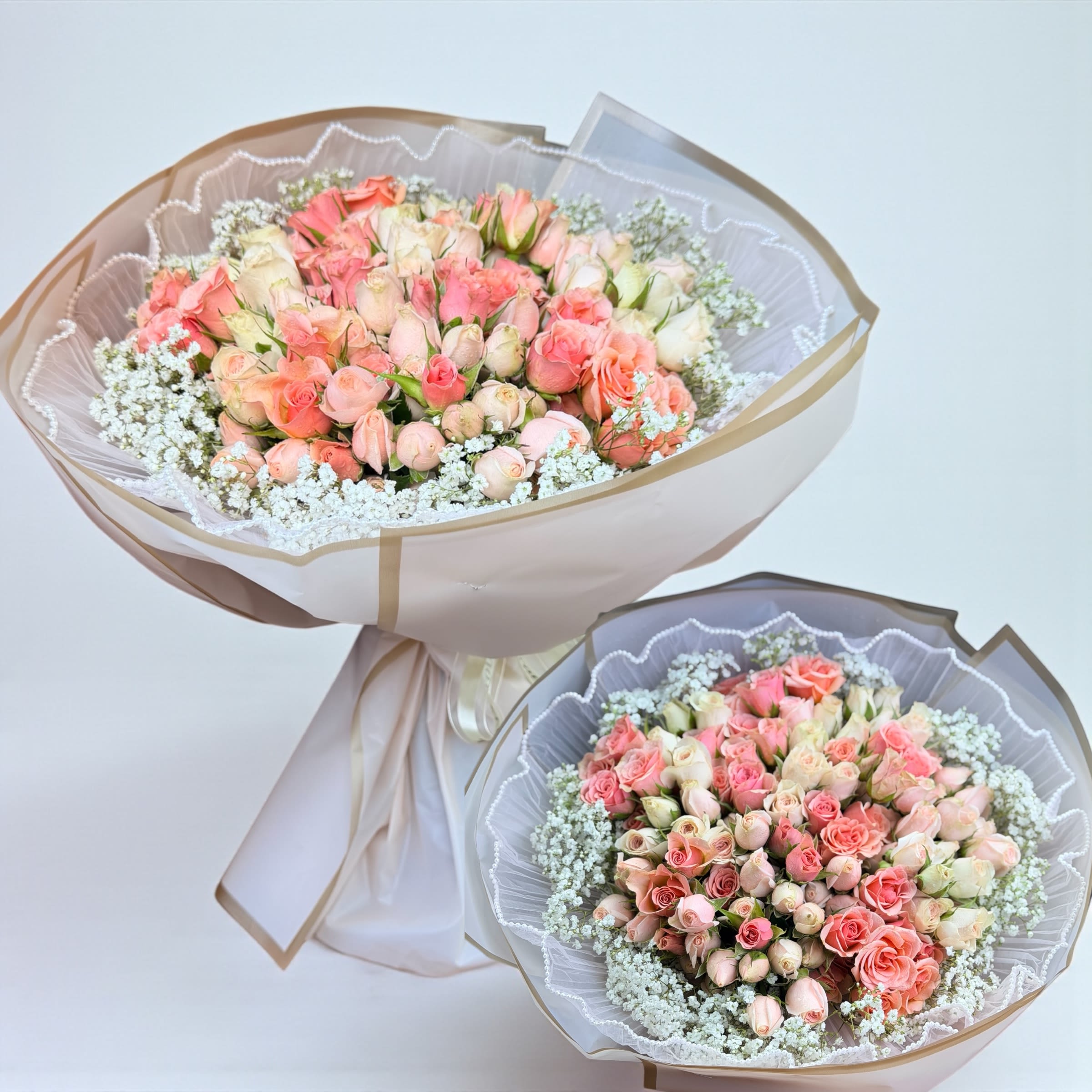 Spray roses hand bouquet  - —