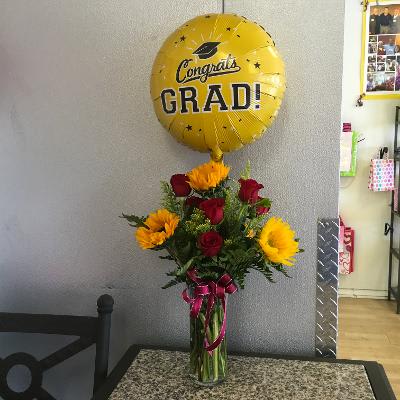 Sunny Day  &amp; Grad Balloon - Roses &amp; Sunflowers arranged in glass vase w/ Grad balloon included 