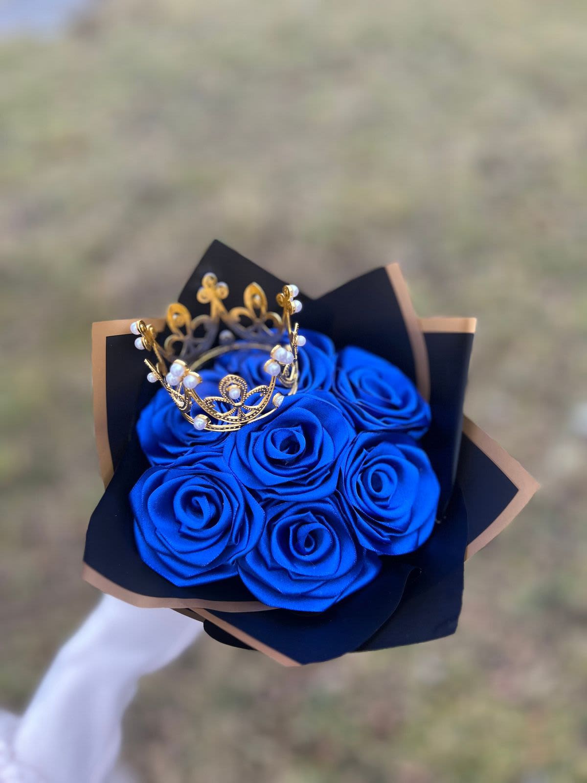  Mini Buchon - rosas azules de liston 7 unidades y corona