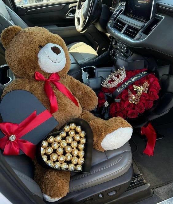 Hermoso detalle grande - Detalle con ramo de rosas rojas, liston, corona, caja de corazon, ferrero rocher,carta y oso grande de peluche.