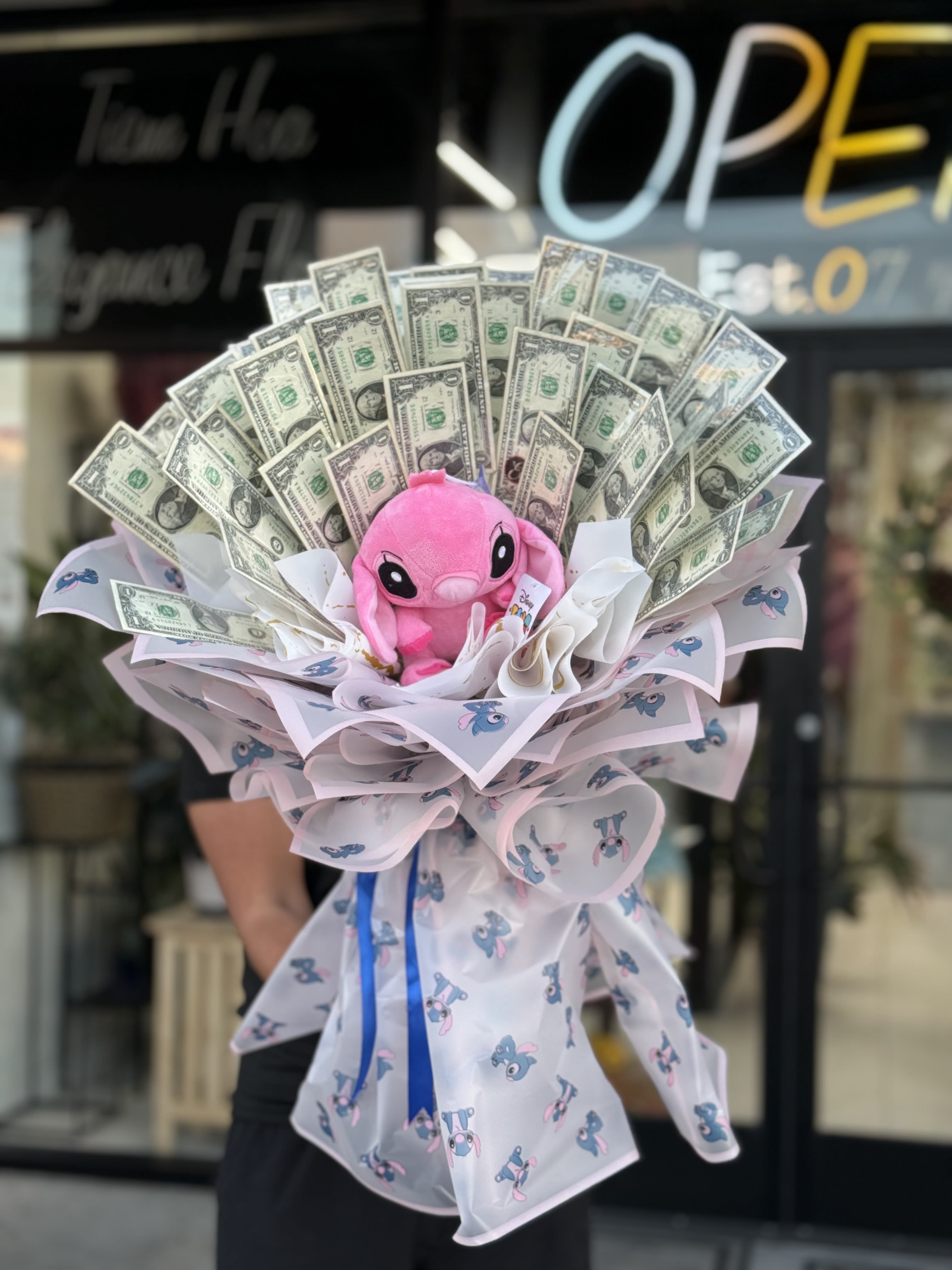 Money Bouquet #25  - Cash value: $30  Please place your order 2–3 days in advance to ensure availability. For questions, call us at 281-564-2600