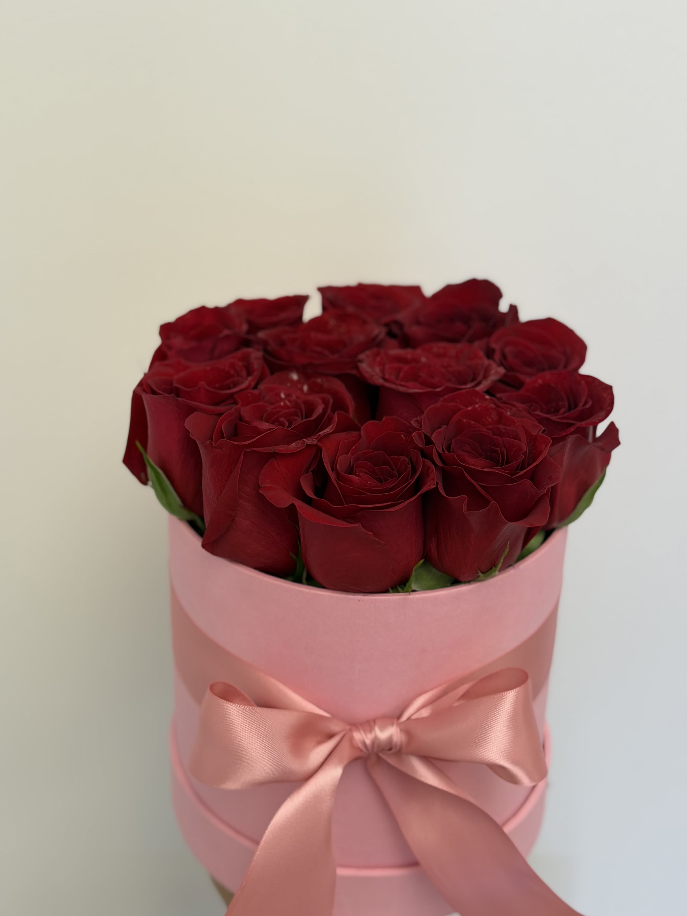 Pink Luxe Box - A chic mini box featuring 12 premium Ecuadorian red roses, finished with a soft pink satin ribbon for the perfect touch of elegance. Sweet, romantic, and effortlessly stylish — ideal for birthdays, romantic surprises, Valentine’s Day, or a simple just because moment. A small box that makes a big statement.
