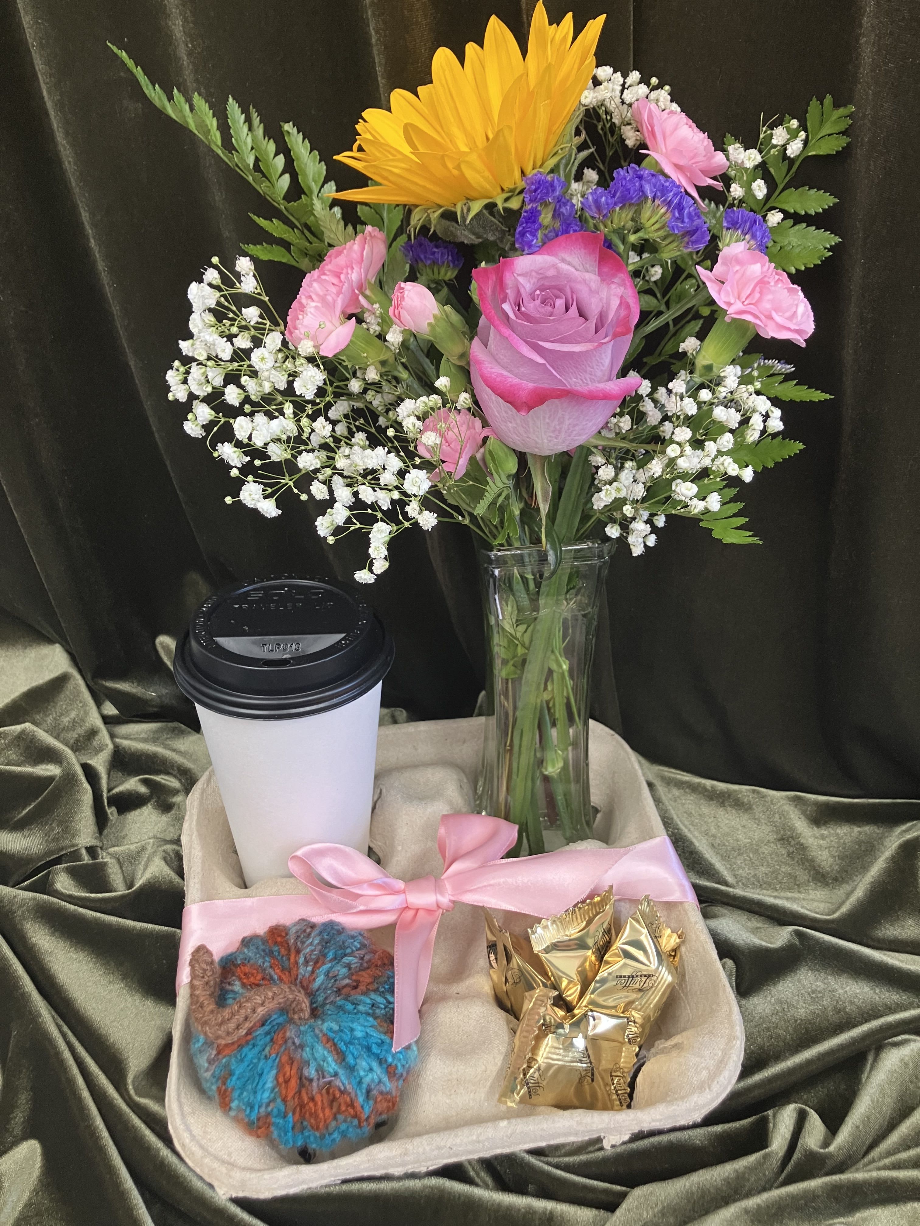 Flores y Café - Who wouldn't want to recieve a thoughtful gift of fresh flowers and coffee? This pintrest worthy gift includes a pretty fresh flower arrangement, macaroons and a coffee of the recipient’s choice 