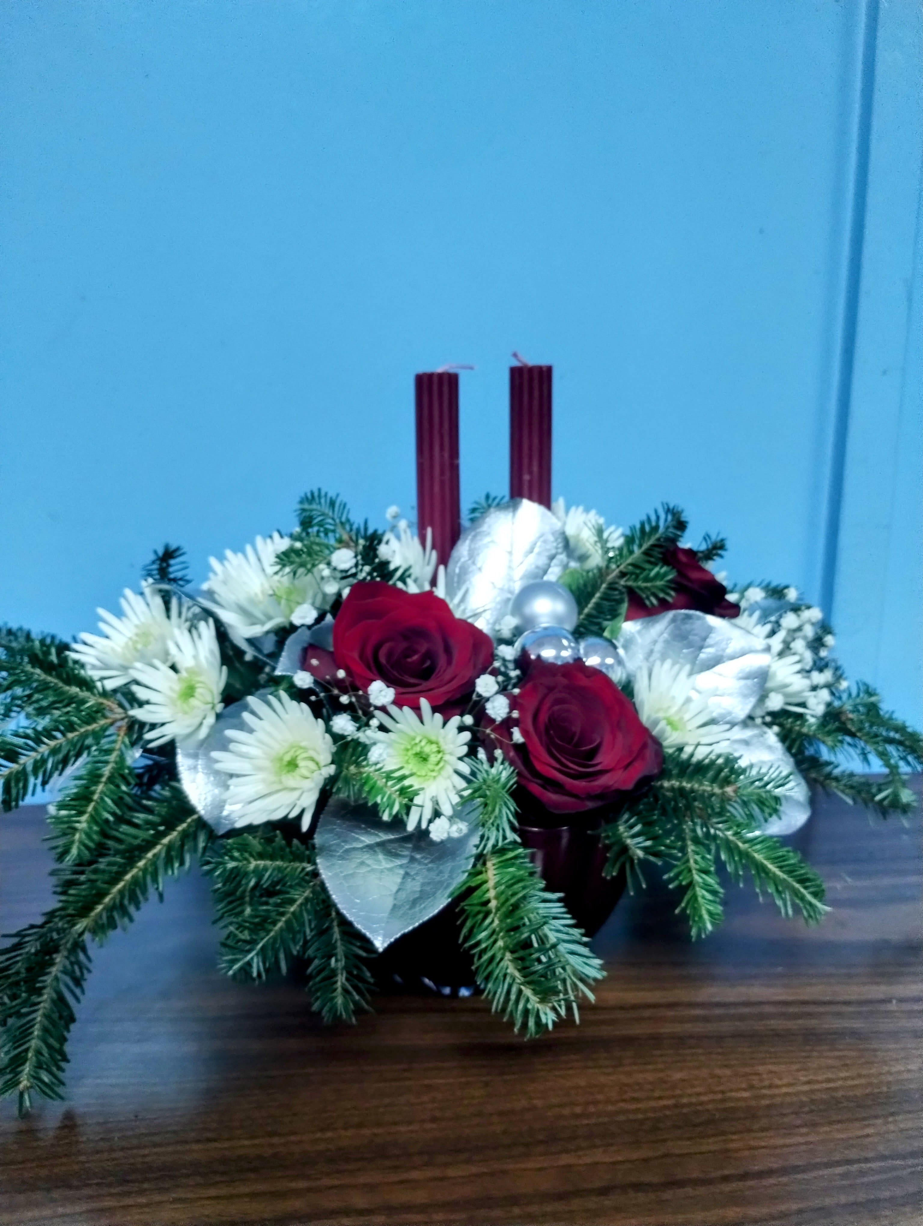 Christmas Candlelight Centerpiece - Impress the in-laws with the contemporary Christmas Candlelight centerpiece in the center of your Christmas dining room table for Christmas feast