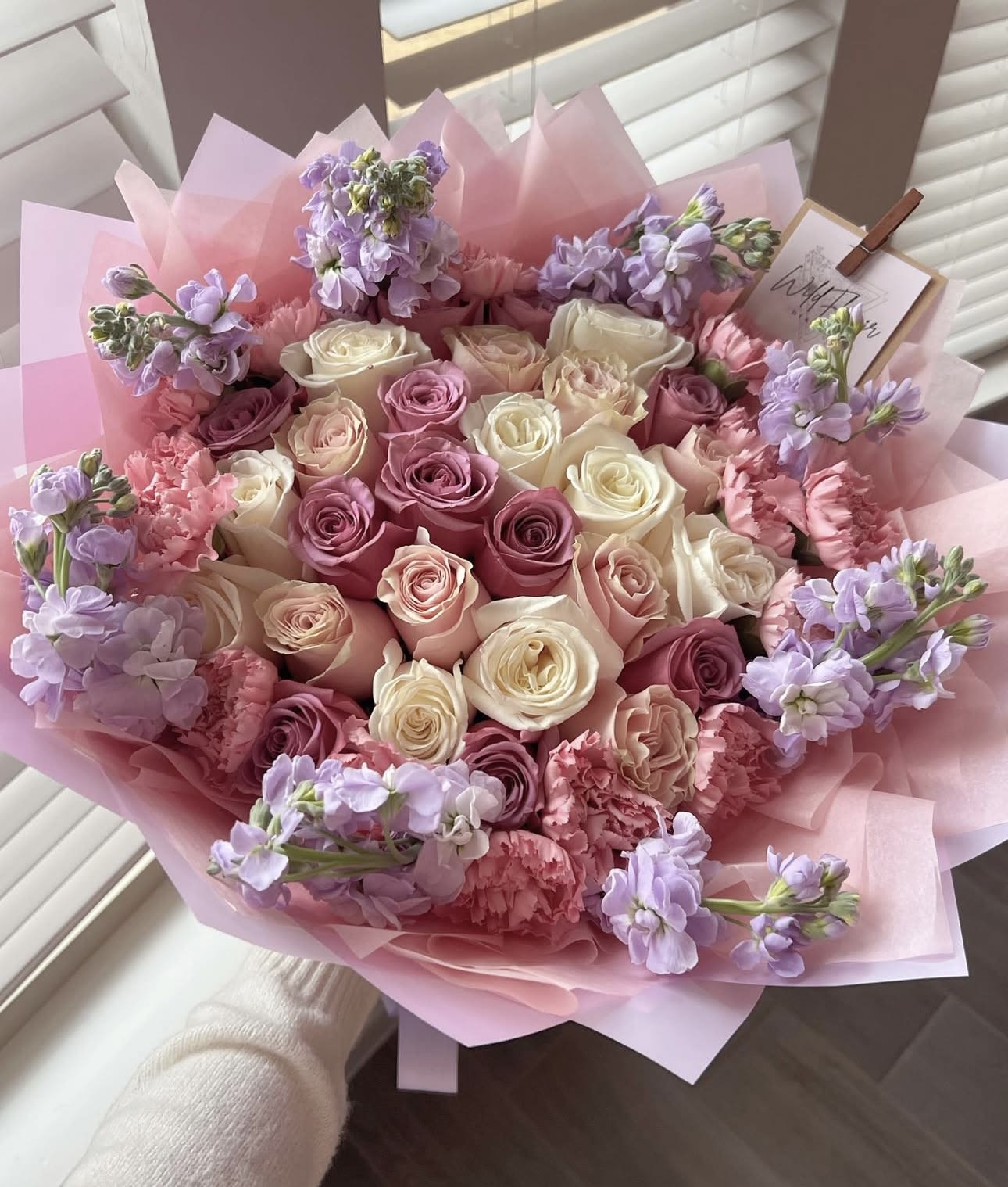 Dragon - Roses and a beutifull rim stock and carnations!  Color roses: Red  White Pink Hot pink  If you want to request a color wrapping of your choice please write it on the note part, if not you allow us to be creative, we always love to play with colors and wrapping  