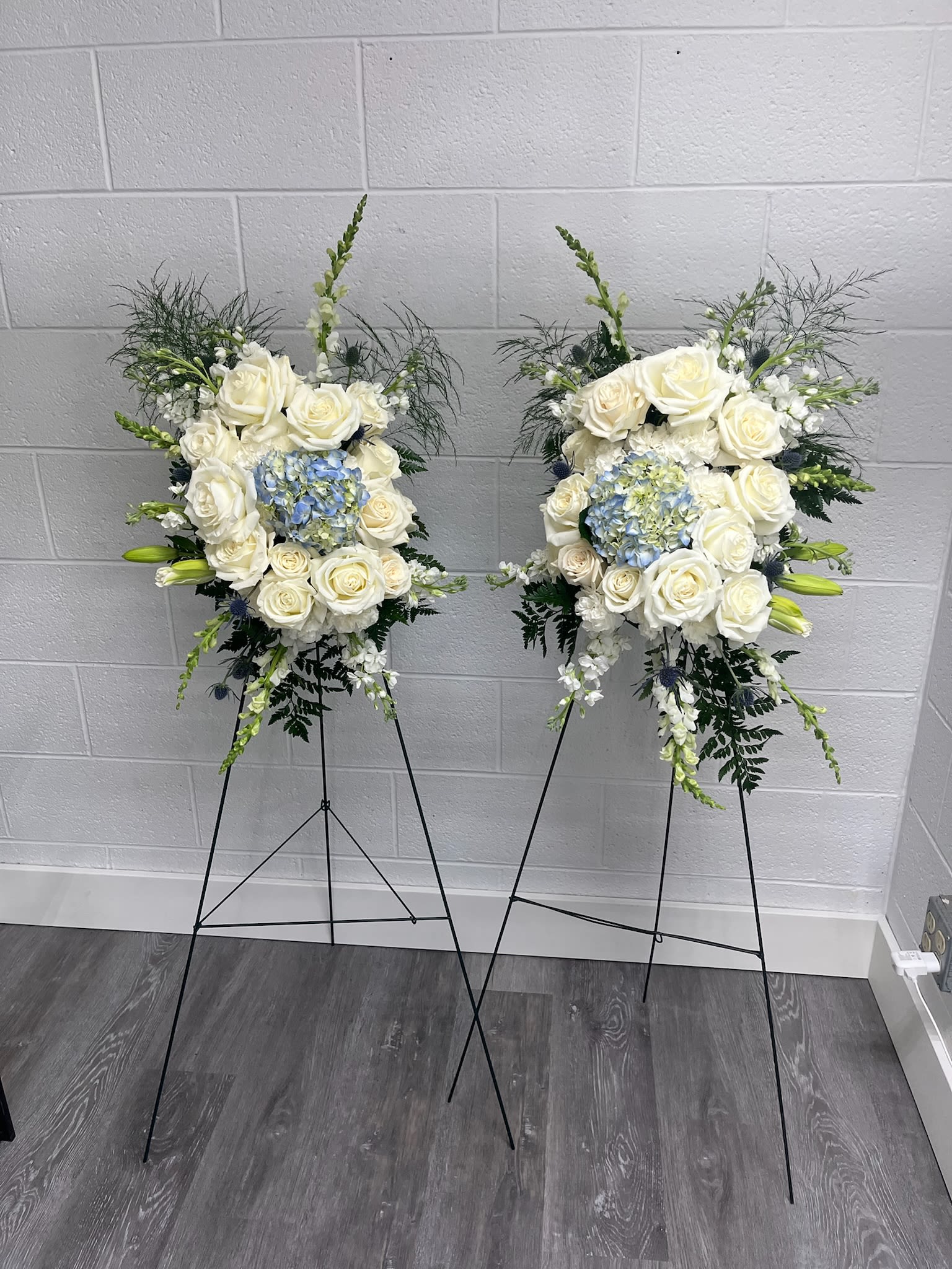 Medium Standing Spray  - Colors may vary. Please contact us for with order specifications.