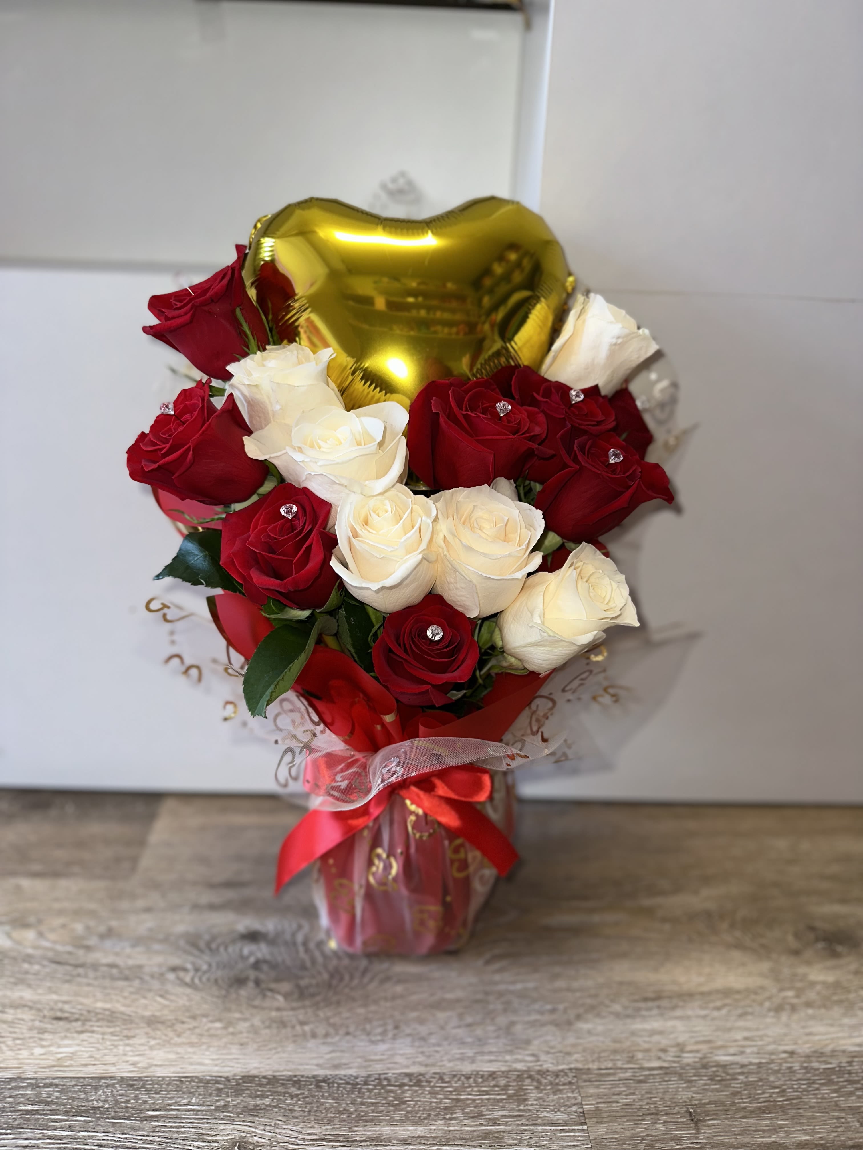 video base with red and white roses, gold Gucci tulle - video base with red and white roses, gold Gucci tulle