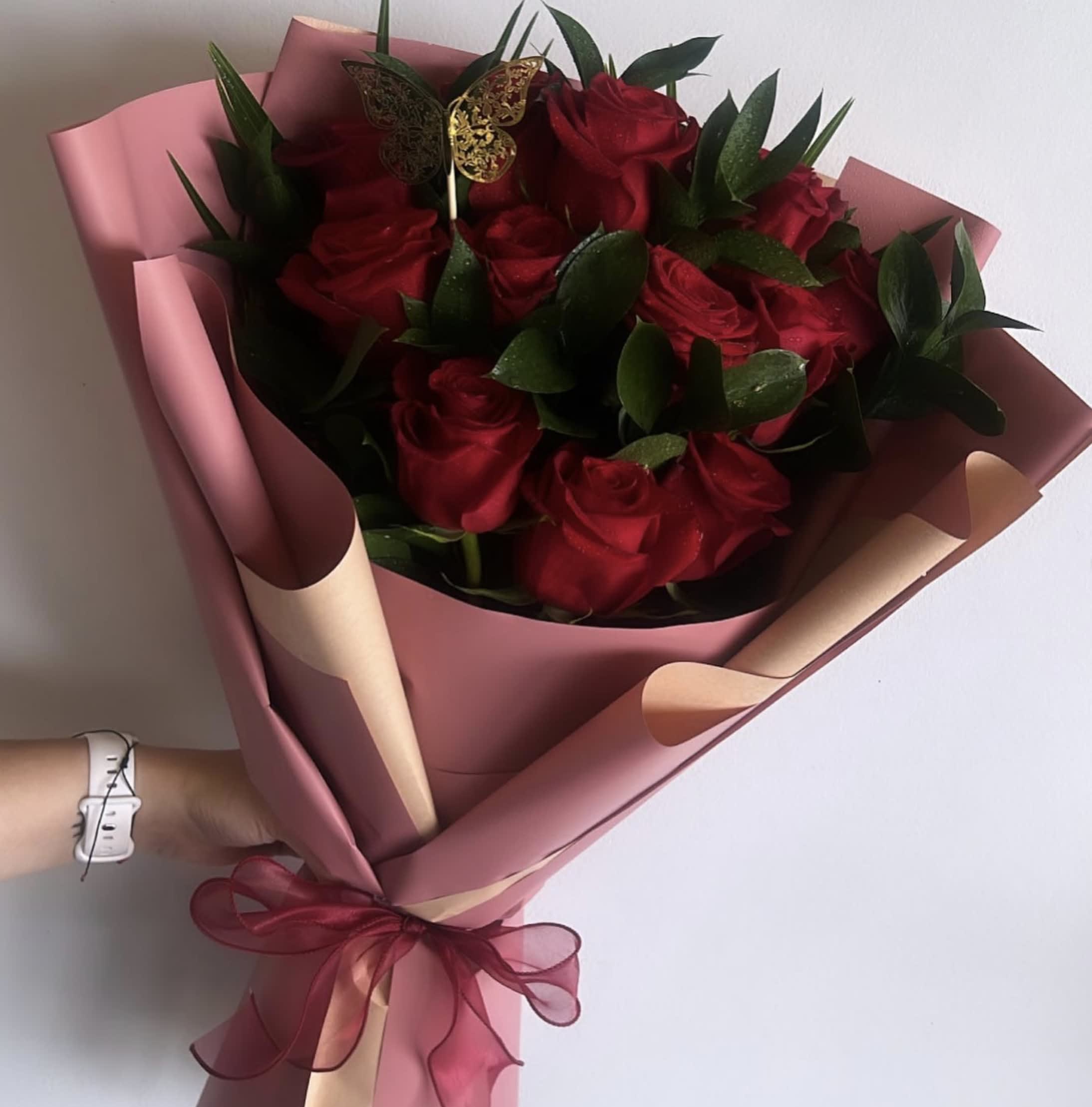 Classic Dozen Roses - BEST SELLER SPECIAL  - NO VASE 