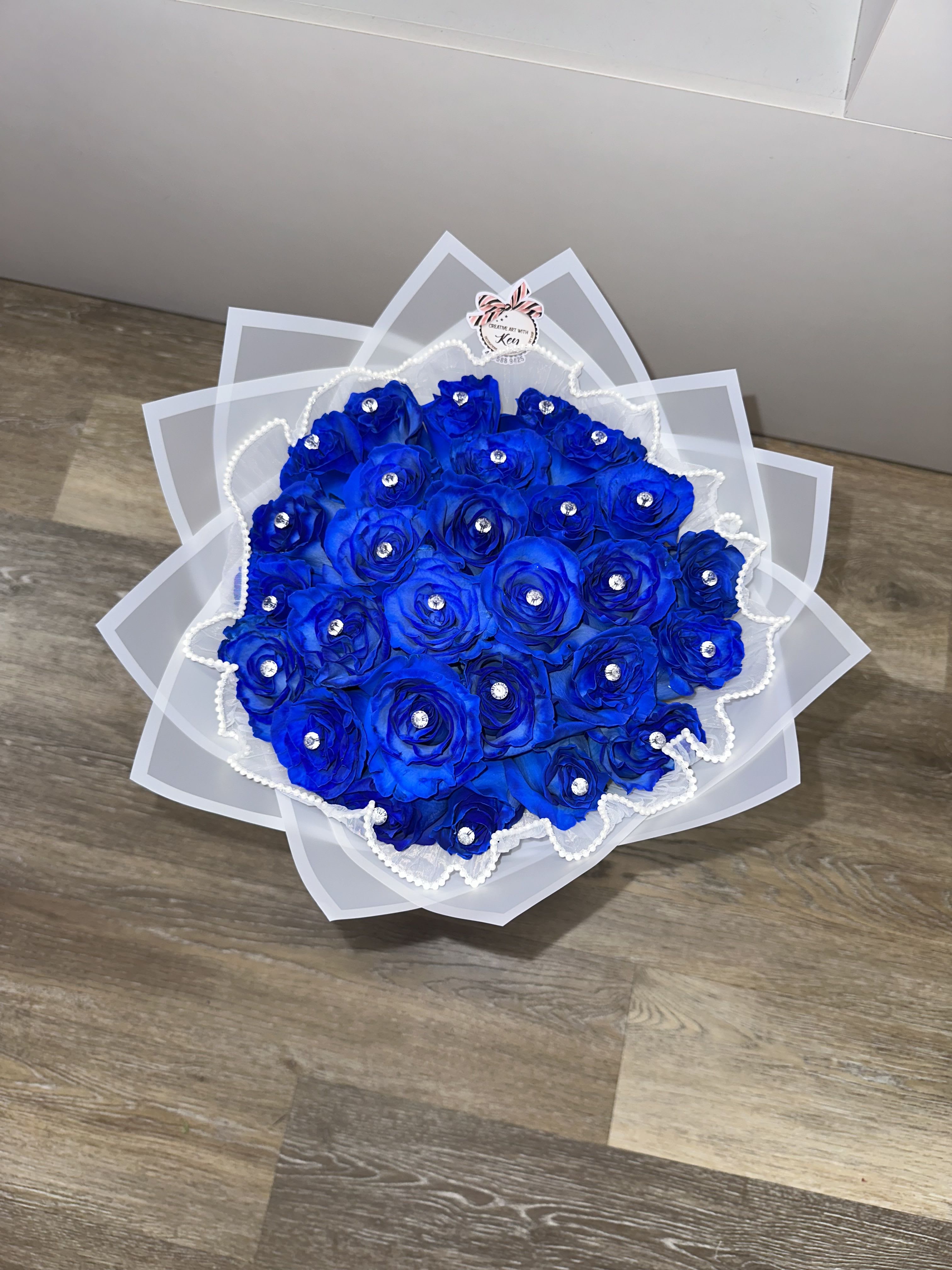 Beautiful bouquet with blue roses, surrounded by tulle with pearls and fantasy diamonds - Beautiful bouquet with blue roses, surrounded by tulle with pearls and fantasy diamonds