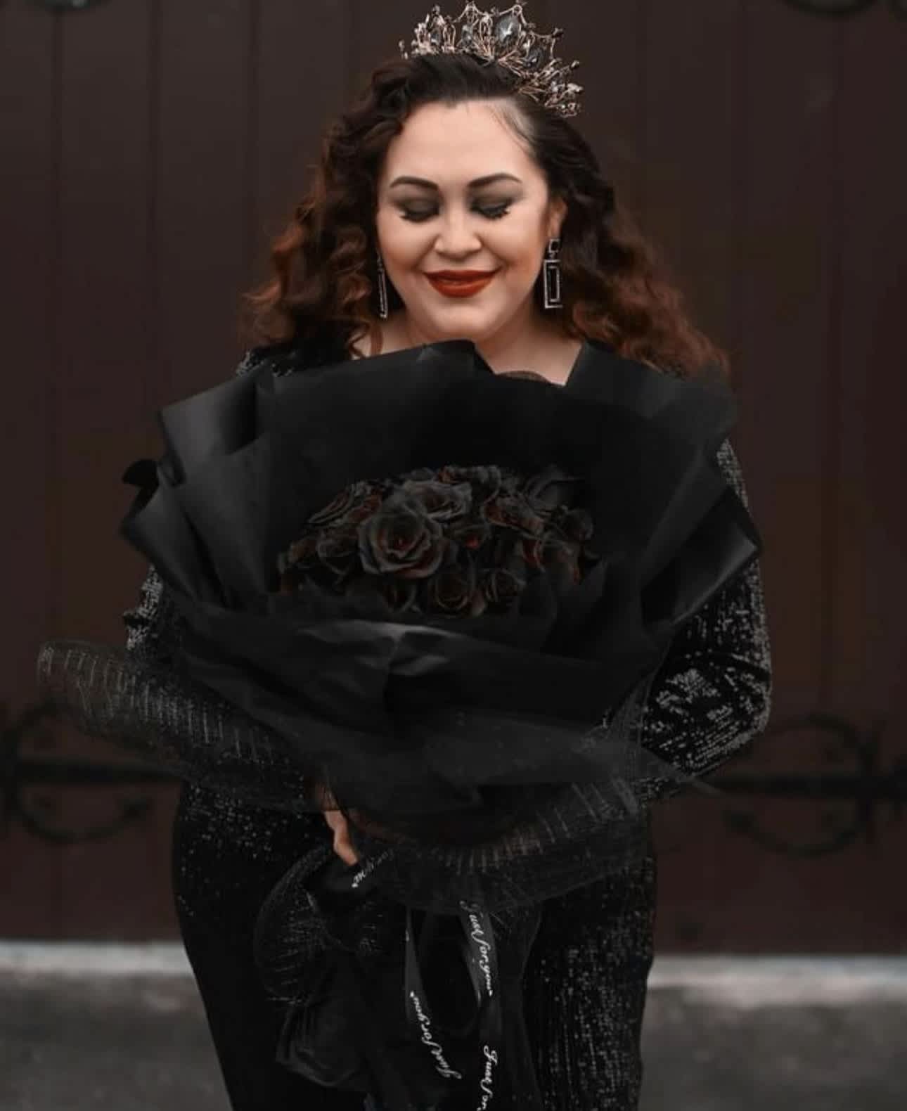 Black roses Bouquet  - This Hand Tied Bouquet is composed of: roses tied by hand Roses are wrapped with floral paper Hand wrapped bouquet does not include a vase or water. (Rememeber to cut the tip of the stem diagonally and put the flowers in fresh water) Round shape rose bouquet. Perfect for Anniversary, Love and Birthdays!  Este Ramo Atado a Mano  Las rosas se envuelven con papel floral El ramo envuelto a mano no incluye jarrón ni agua. (Recuerde cortar la punta del tallo en diagonal y poner las flores en agua fresca) Ramo de rosas de forma redonda ¡Perfecto para aniversario, amor y cumpleaños!