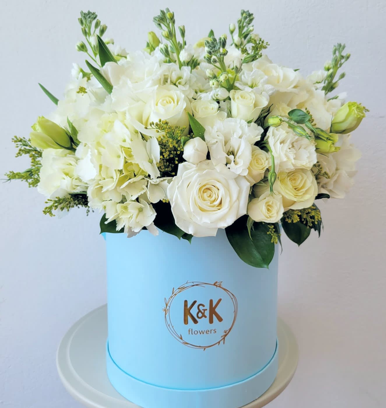 Blue Hat Box All White  - Mixed flowers, from romantic and gentle to an edgy and interesting look. If You want a bouquet with a twist, choose our flower boxes. We have wood boxes for rustic-looking arrangements or hat boxes for a more elegant look. It’s a beautiful and convenient way. Same with hearts. Flowers in boxes don’t need vases. That makes it perfect for transportation and keeping flowers hydrated and secure.