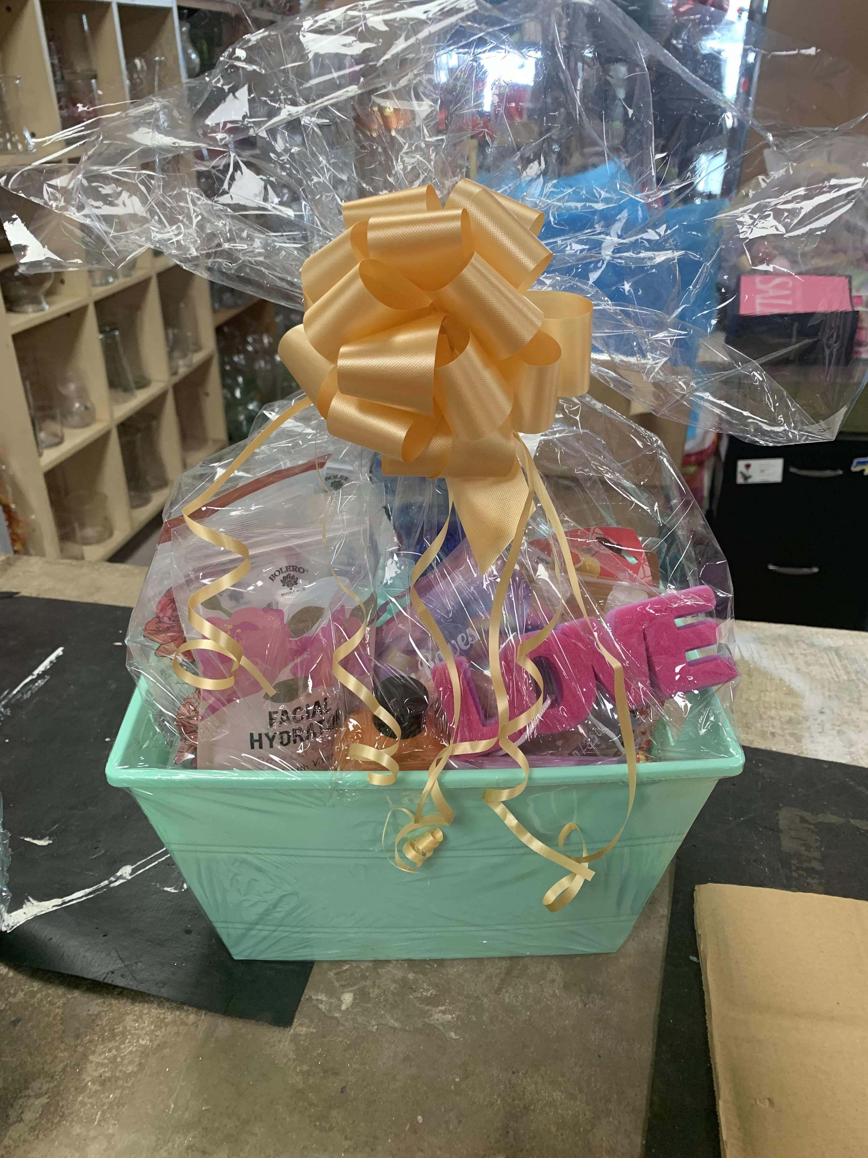 ROSES AND A GIFT BASKET - 6 ROSES WITH A GIFT BASKET