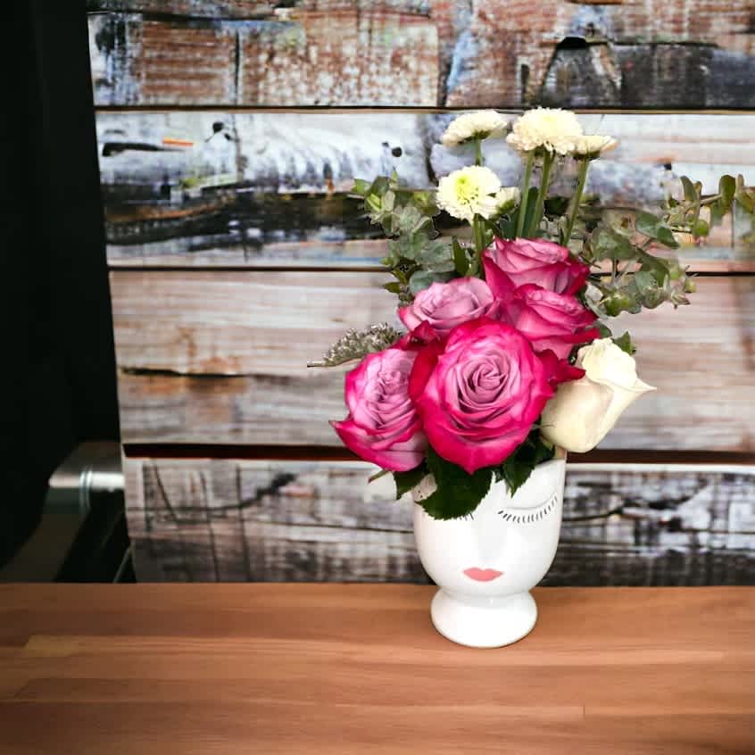 Diva  - Beautiful arrangement sitting on a such cute vase! 