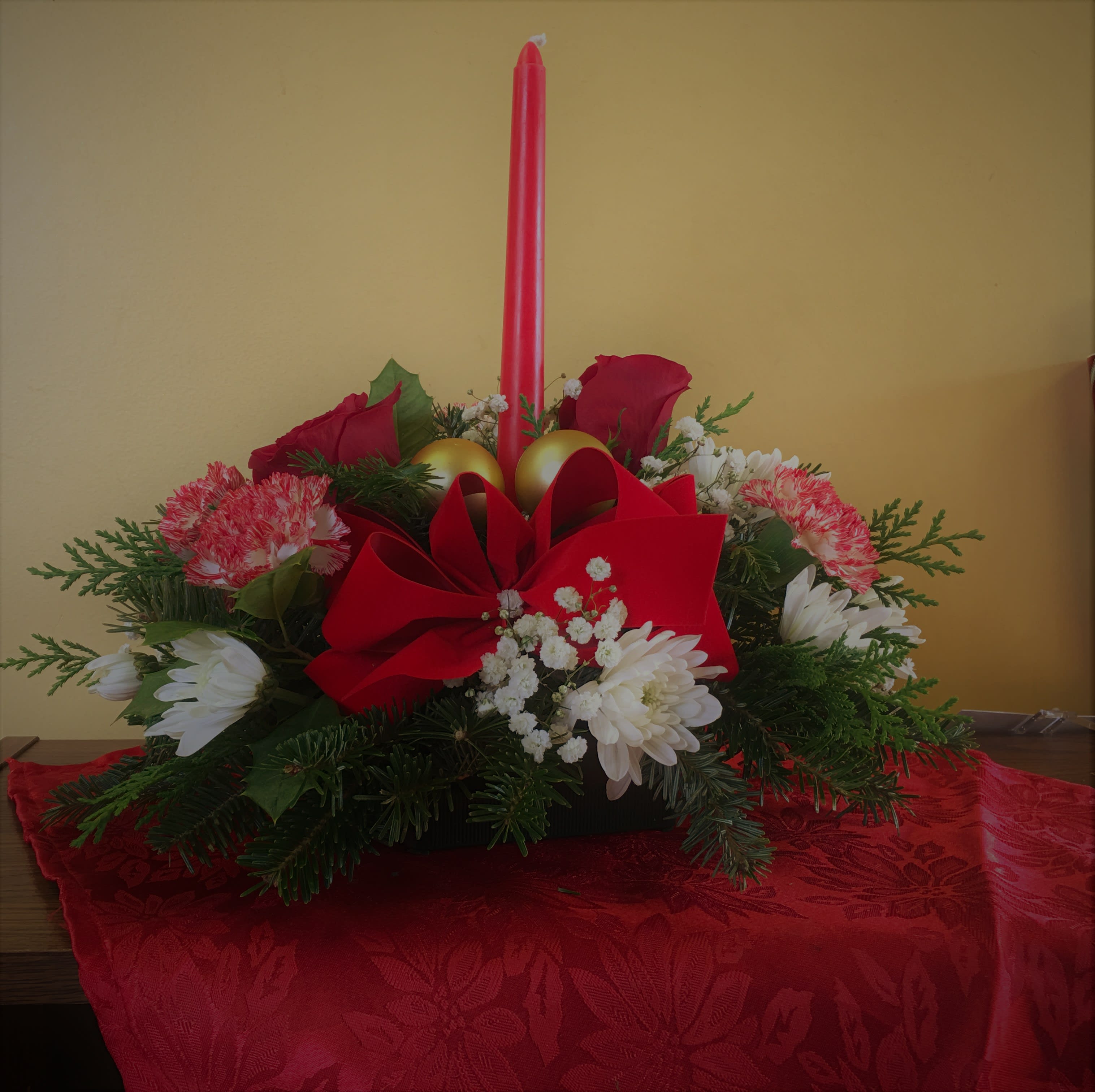 Christmas Centerpiece - Don't show up to Christmas dinner empty handed! Charm your hostess, family and friends with this Christmas dinner centerpiece. Colors and embellishment vary
