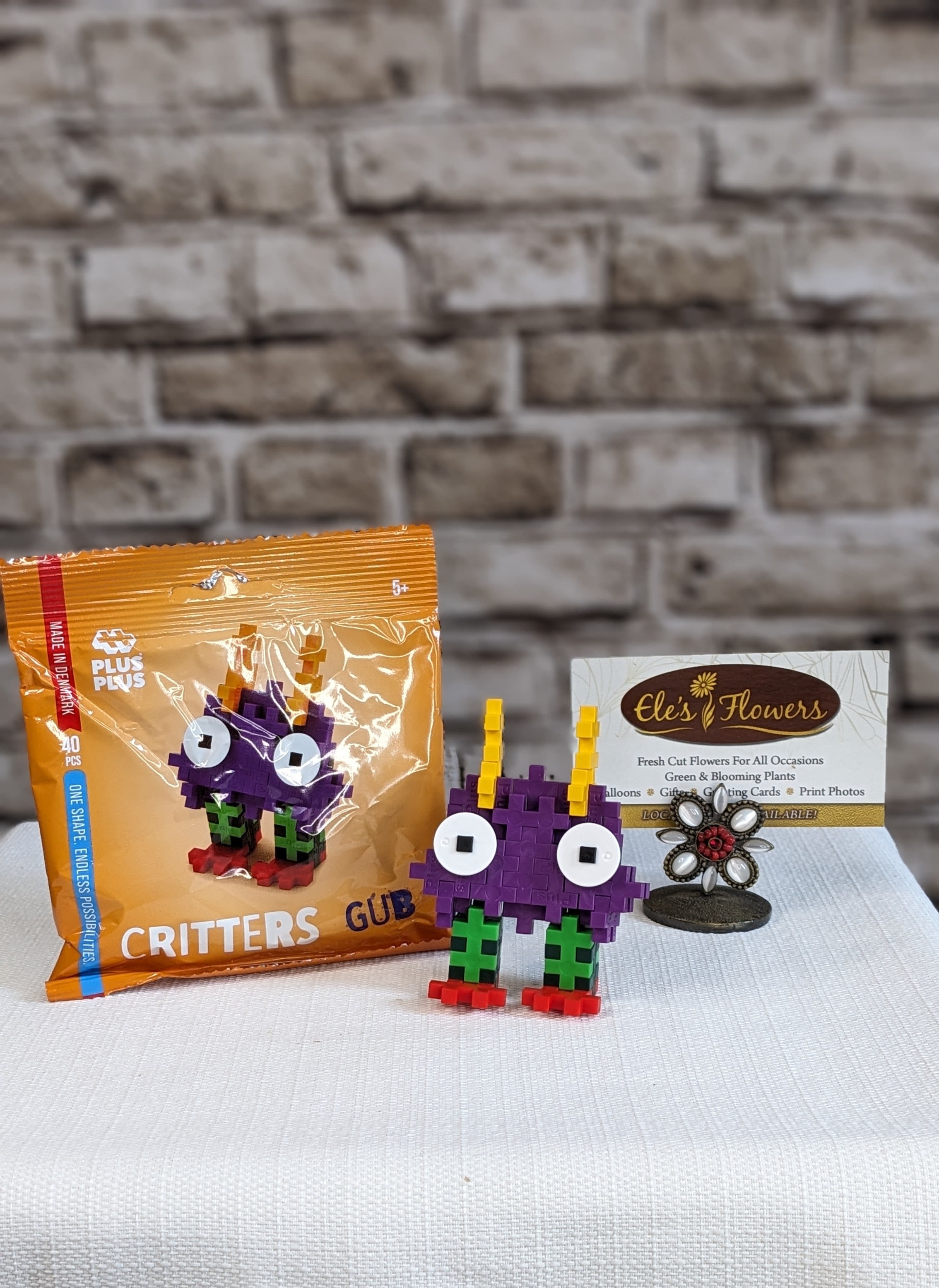 Gub - Plus Plus Critter - Gub (Red, Mustard, Forest, Apple, Violet, Black)  Gub is a pretty quiet Critter, but don’t let that fool you! Despite not having a mouth, he has a lot going on behind those big eyes. Maybe if he was able to share his ideas, he and the Crew wouldn’t get into so much trouble…  Each bag contains 40 Plus-Plus pieces including 1 or 2 "eyes" in a variety of colors, along with instructions for each Critter. Suggested for ages 5-12 