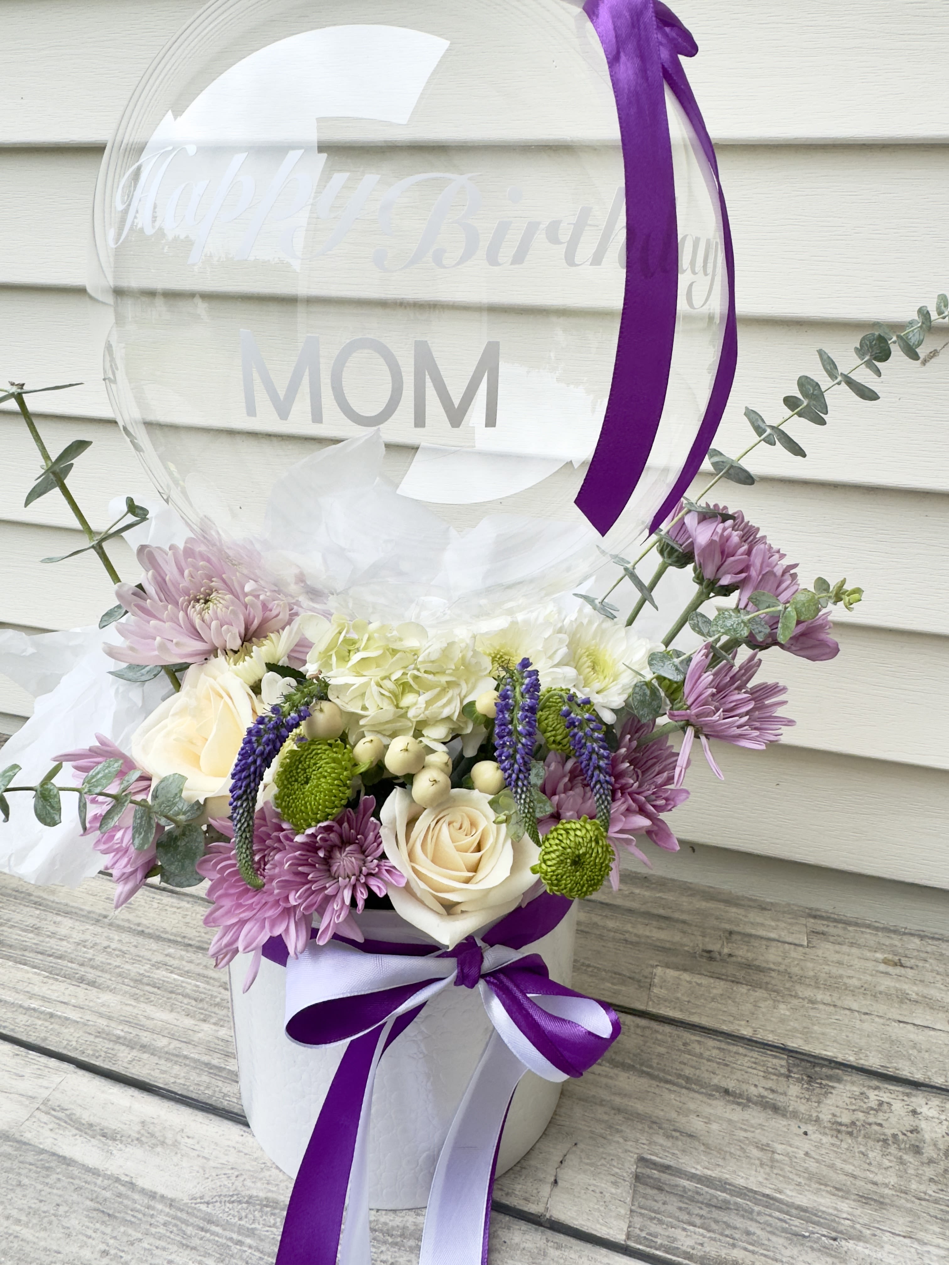  Purple Flowes box - For same day delivery,contact us before ordering. Premium flowers that expertly arranged in a modern floral box, personalized balloon. we kindly ask to add to the order notes your color  preference for the balloon and flowers, and description for the balloon. A short sentence is recommended.  Arrangement includes -Floral box -Fresh seasonal mix flowers -1 Bubble balloon 