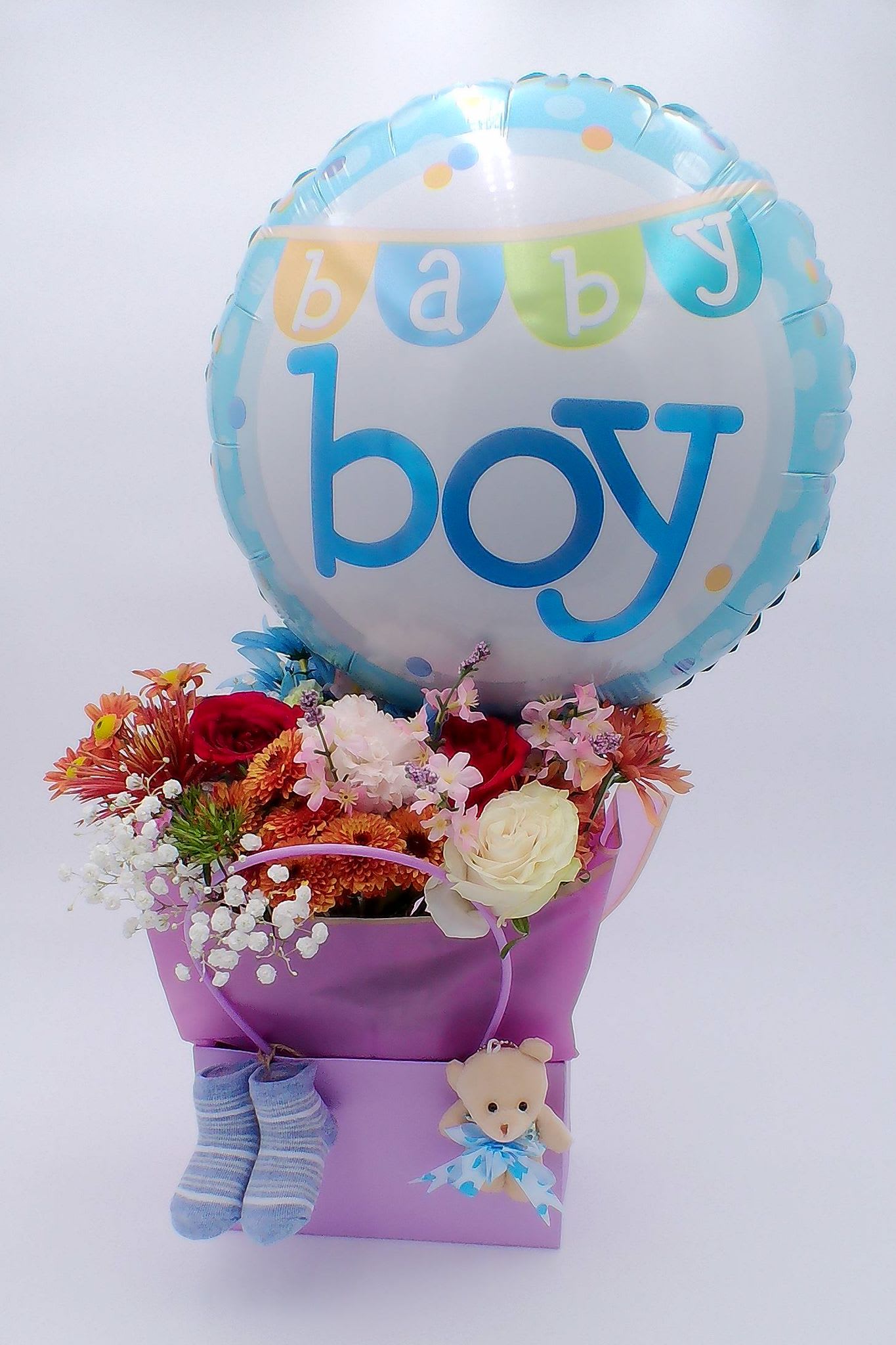 &quot;Welcome Baby Boy&quot; Flowers Gift Bag with Balloon - Mixed Fresh Flowers (14–16 stems): soft and joyful blend of seasonal blooms, including 4 baby breath, 4 gardenias, 2 roses,  2 chrysanthemums, 2 daisies or accent flowers (colors curated for a baby-boy theme). 18-inch “Welcome Baby Boy” Foil Balloon (1 pc) Tiny blue baby socks (1pc) Soft teddy bear charm (1pc) Reusable Gift Bag (32.5 cm × 22 cm × 13 cm) Total Weight: Approximately 700 g Ideal for: Baby showers, newborn welcome gifts, hospital visits, home deliveries for new parents, and joyful celebrations of a baby boy’s arrival.