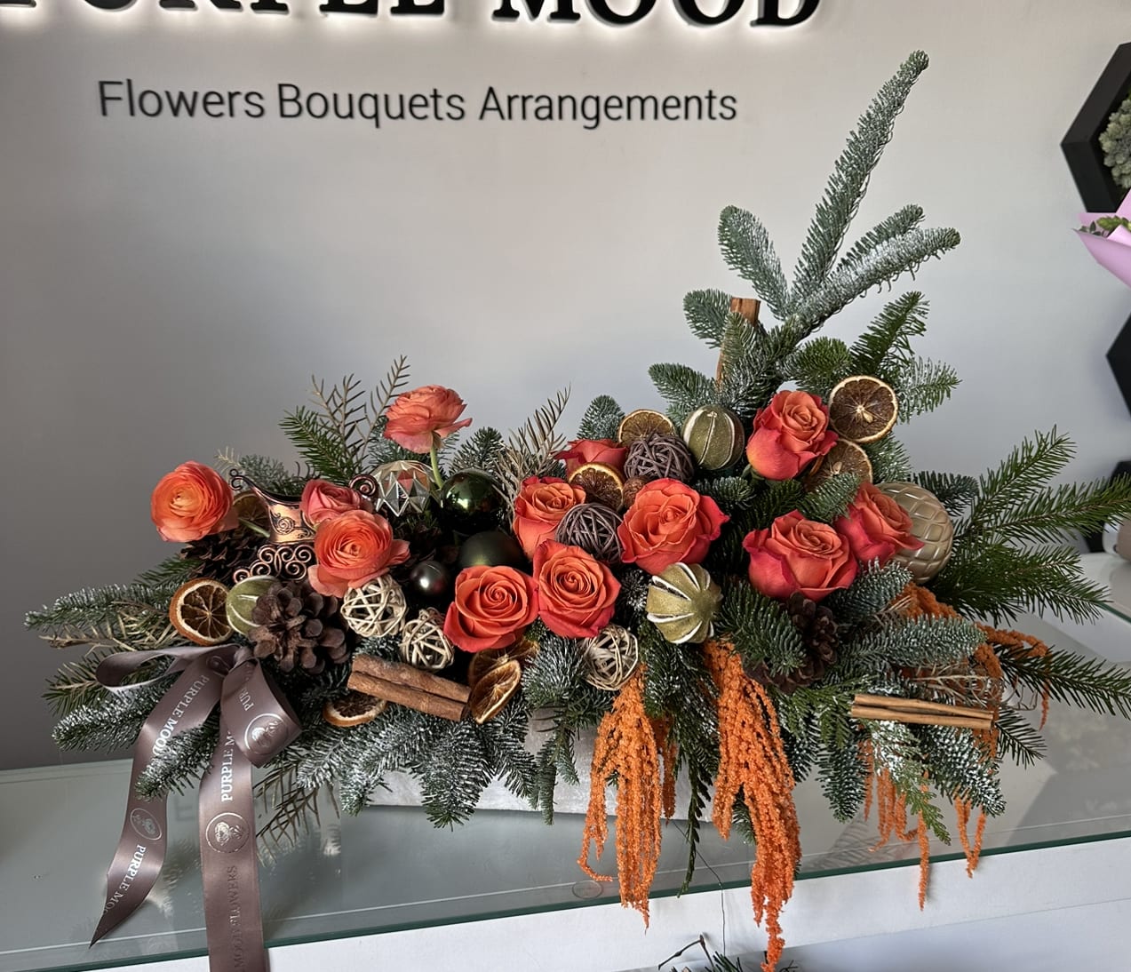 Mandarin Vase - Large vase with Christmas tree and décor All around flowers. 