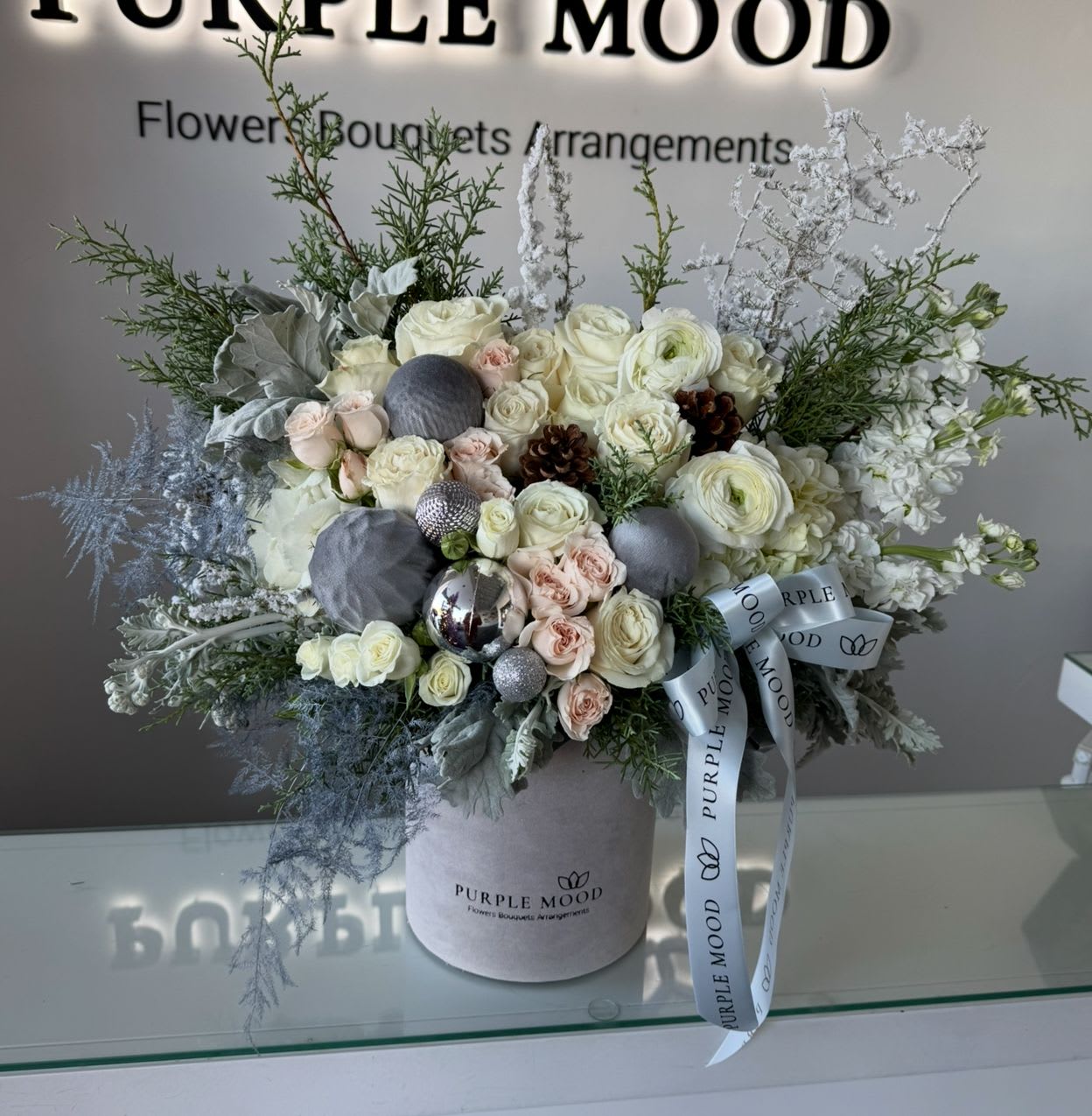 Winter wonderland box - Christmas box with white flowers and decor