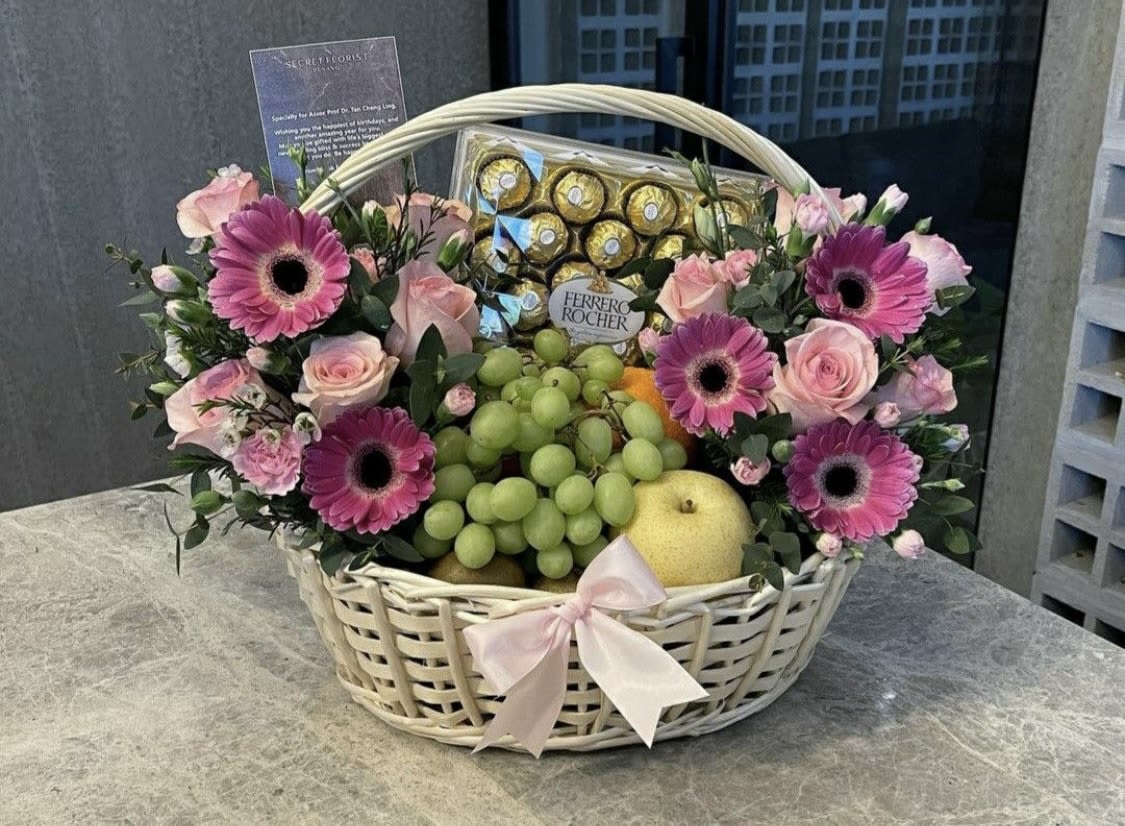 Fruit basket with flowers and chocolates - Chocolates, Flowers and fruits!  In a delicate basket, the perfect combination for that special date!