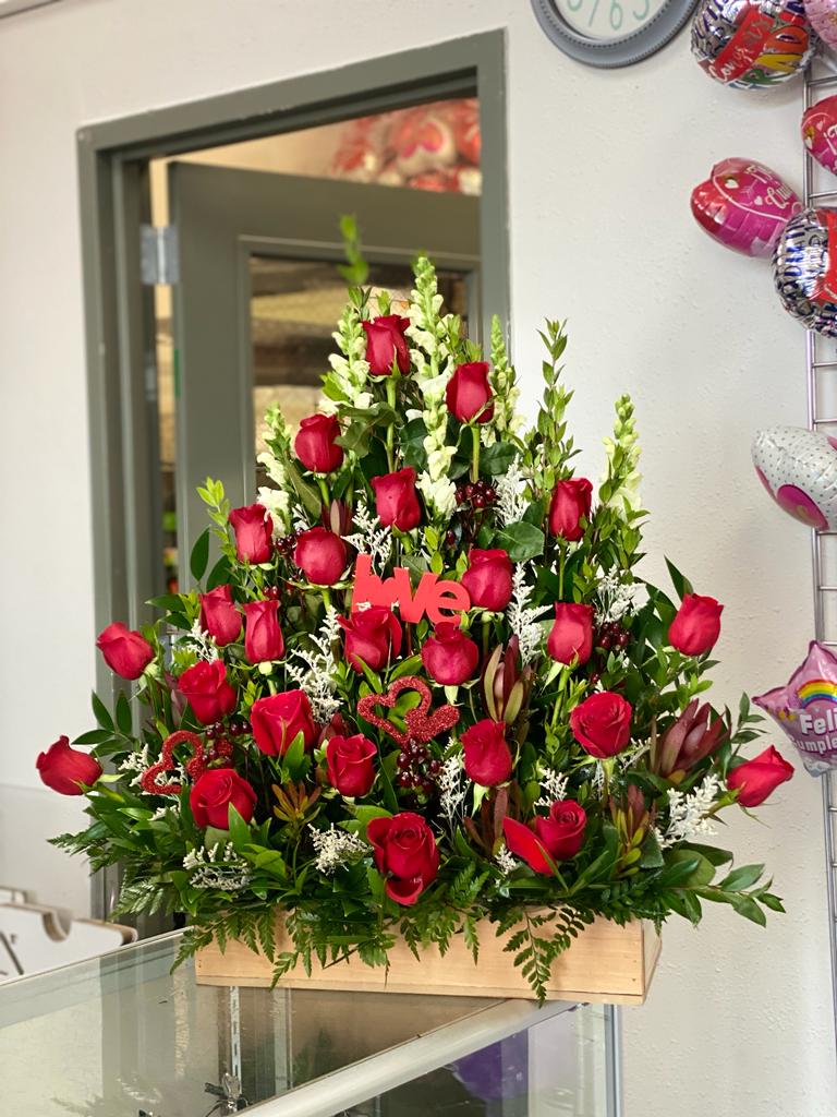 #23 Gran Vista de Rosas - 18 Roses = Standard (smaller box than the photo)// 24 roses = Deluxe (photo)//. 36 roses = Premium//. Change of Color can be requested during Checkout.