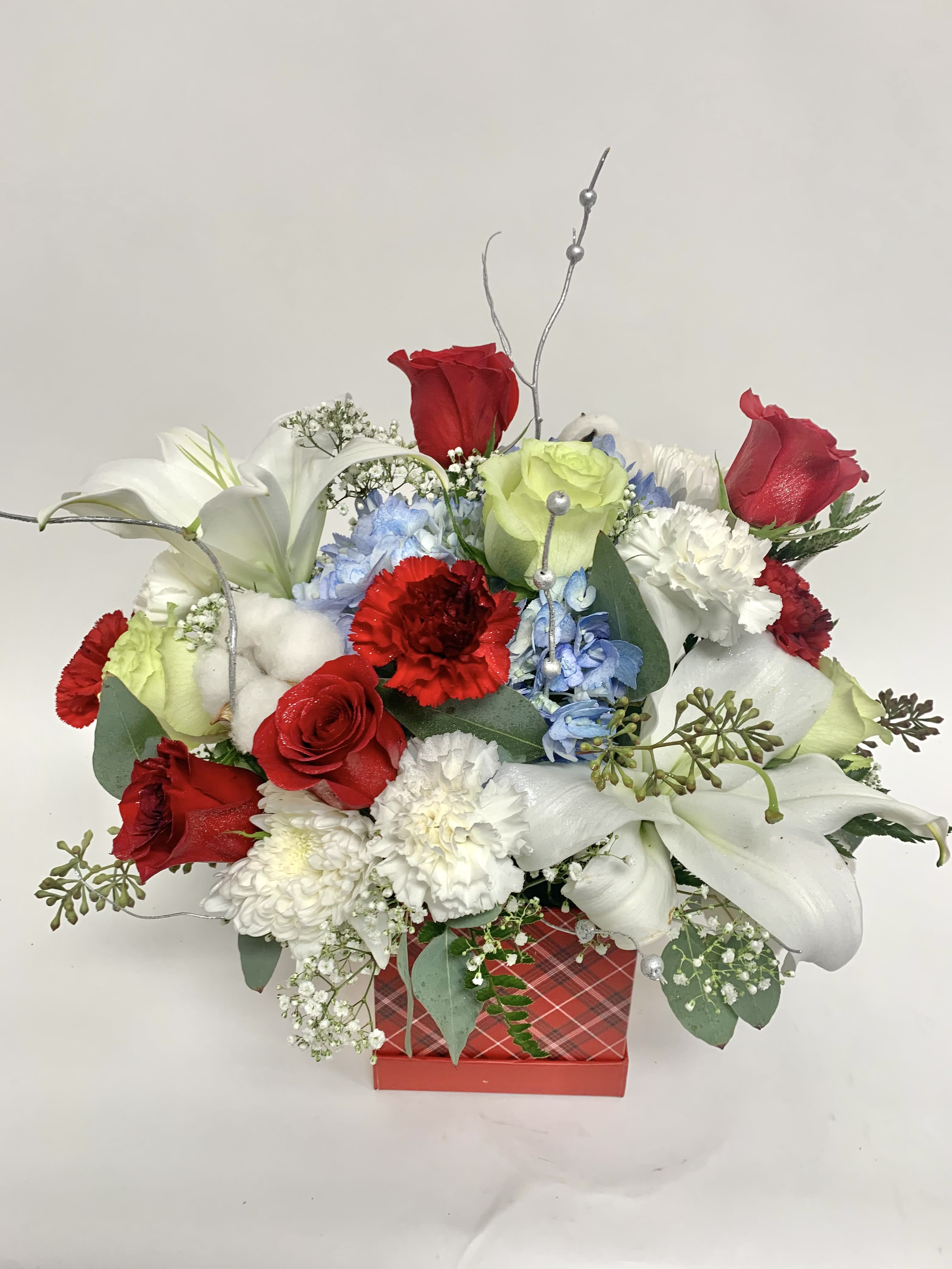 Present box w/ floral  - Made in cardboard present box 6x6