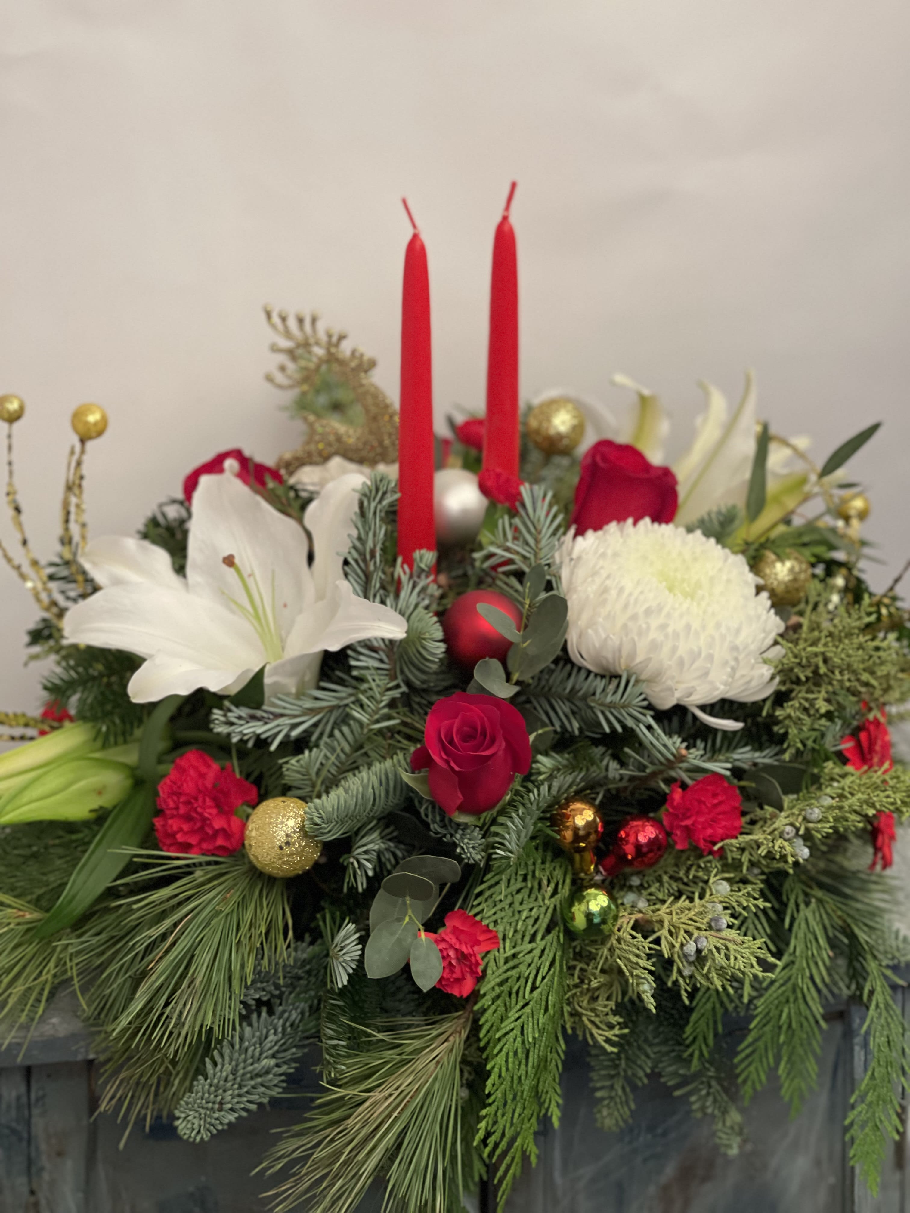 Christmas centerpiece w/ candles - With ornaments 