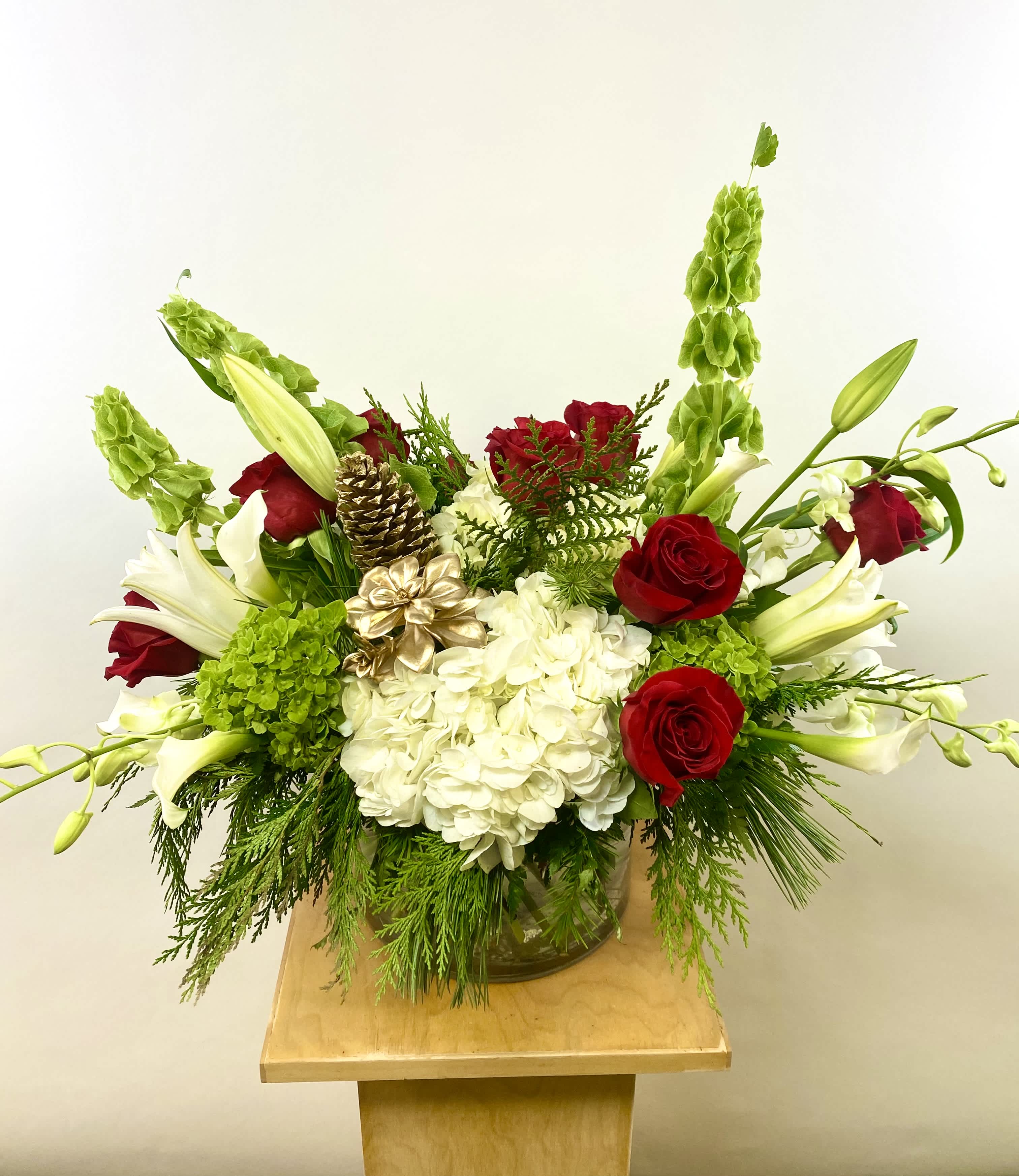 Elegant X-Mas - Modern Low and Lush with premium flowers. 