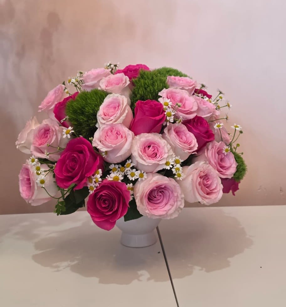 arrangement bowl - Round arrangement of light-colored roses
