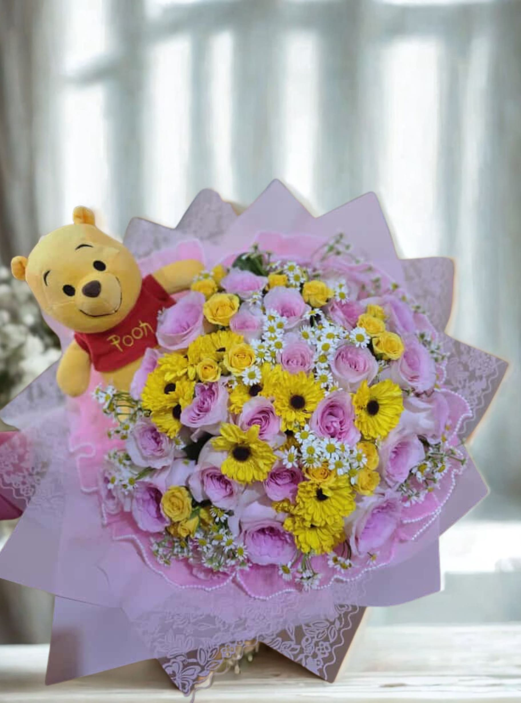 ARRANGEMENT POOH - DELICATE AND BEAUTIFUL BUCHON BOUQUET OF ROSES AND DAISY COMPLEMENTED WITH A BEAUTIFUL 20CM WINNIE POOH PLUSH TOY