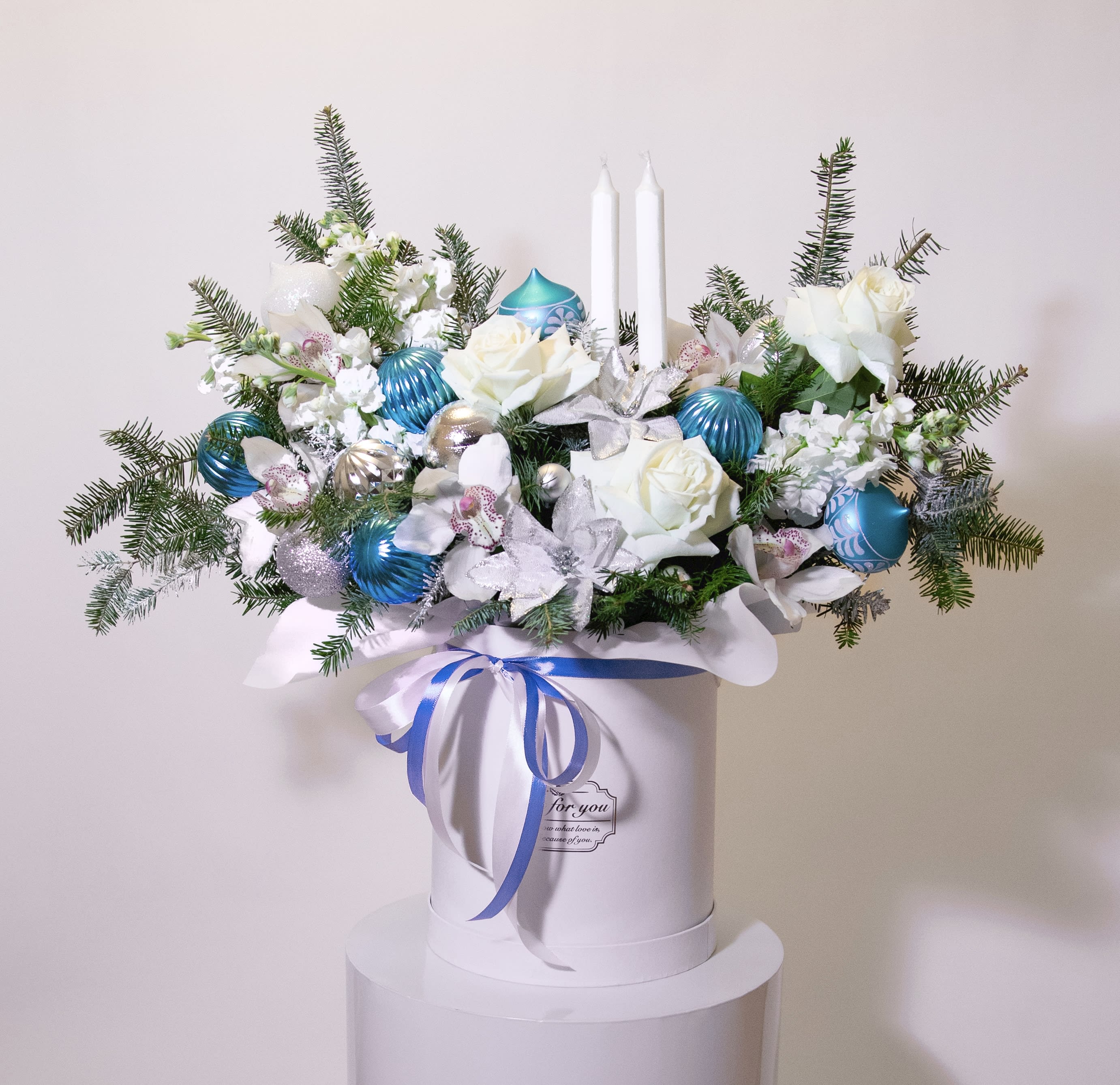 Holiday arrangement. - On the first photo is a deluxe size.
