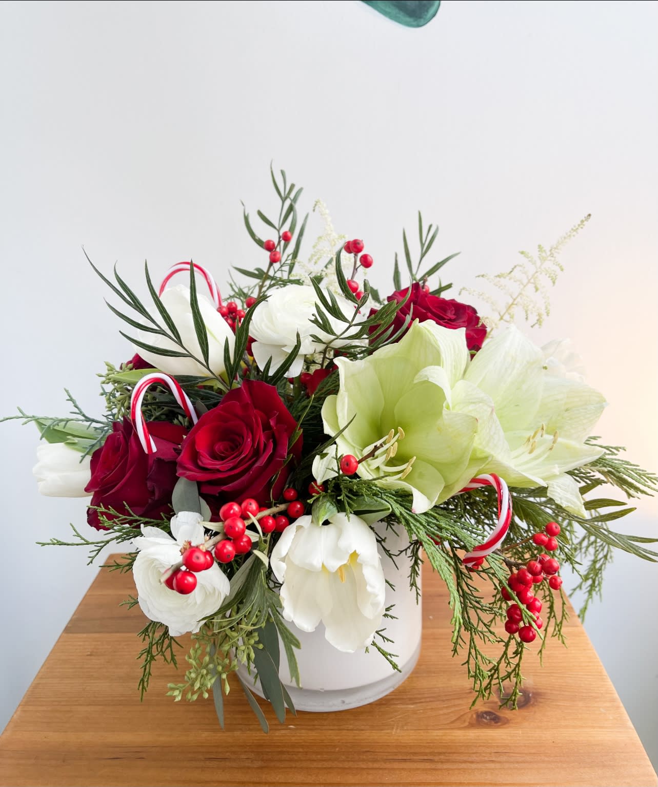 Candy cane  -  This candy cane inspired arrangement is the perfect addition to your Christmas table, with beautiful fresh elegant premium flowers. Celebrate the holidays with us.