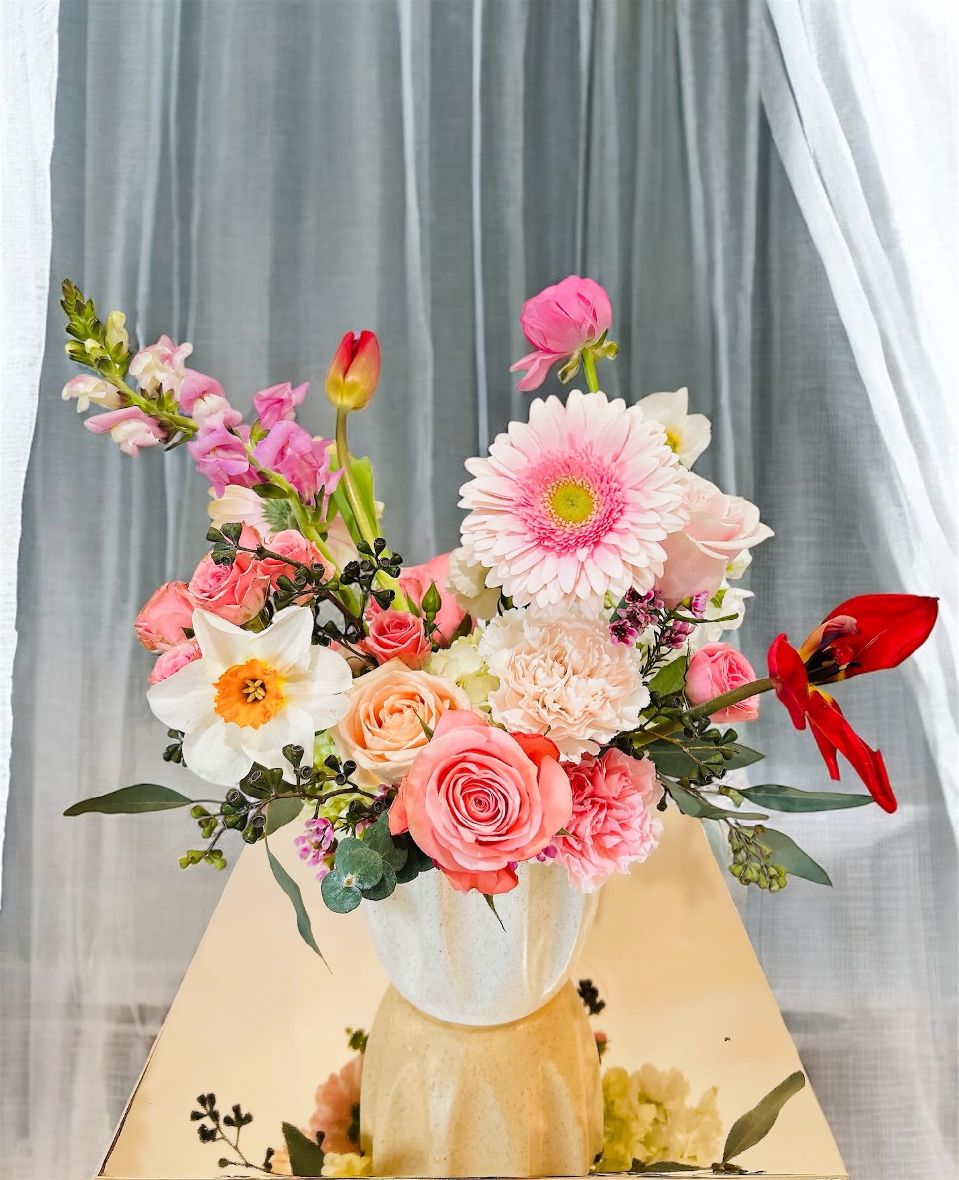 Starfish - Please keep in kind that no arrangement can be made identical to the photos shown (as some flowers are seasonal). Therefore, we will substitute them accordingly with in-season flowers instead. We will do our absolute best to arrange the flowers as similar as possible with the photos shown!   For Bouquets, we DO NOT include vases unless you add one.  For Vased Flowers, we include vases.   Right now, you can expect spring blooms sourced from local farms.   We use small ordinary 4in by 3in cards. If you want to send flowers with a special messaging card, please choose one from add-ons!  Delivery: our standard delivery time window is between 3:00pm and 5:00pm.   If you have any questions regarding the order, please feel free to contact us!   Email: agapeflower.studio25@gmail.com  