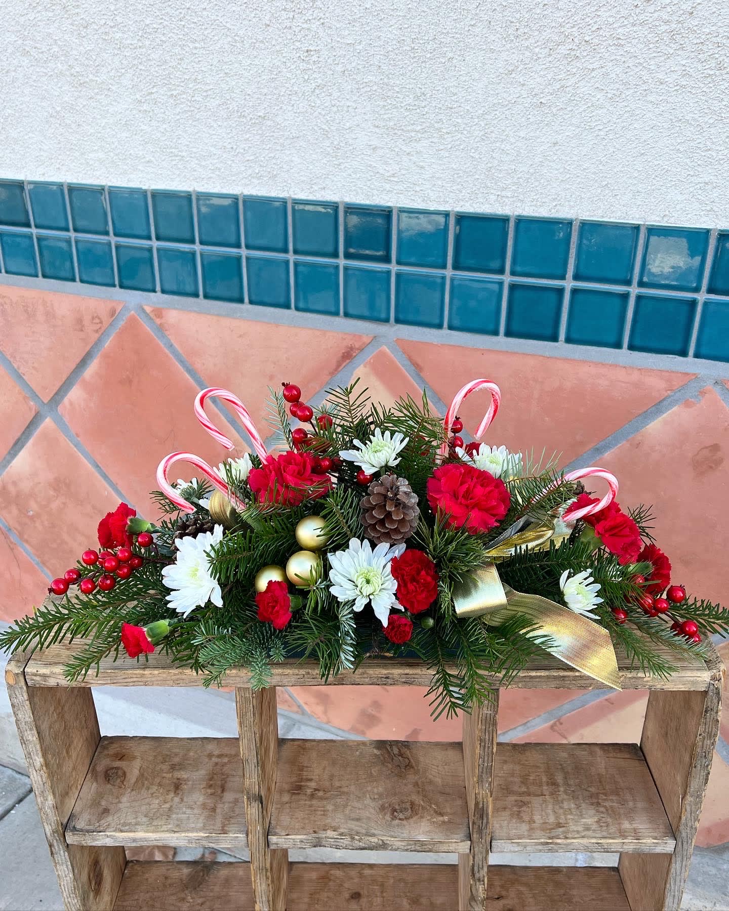 joyful centerpiece - Long and low centerpiece for holiday dinning table