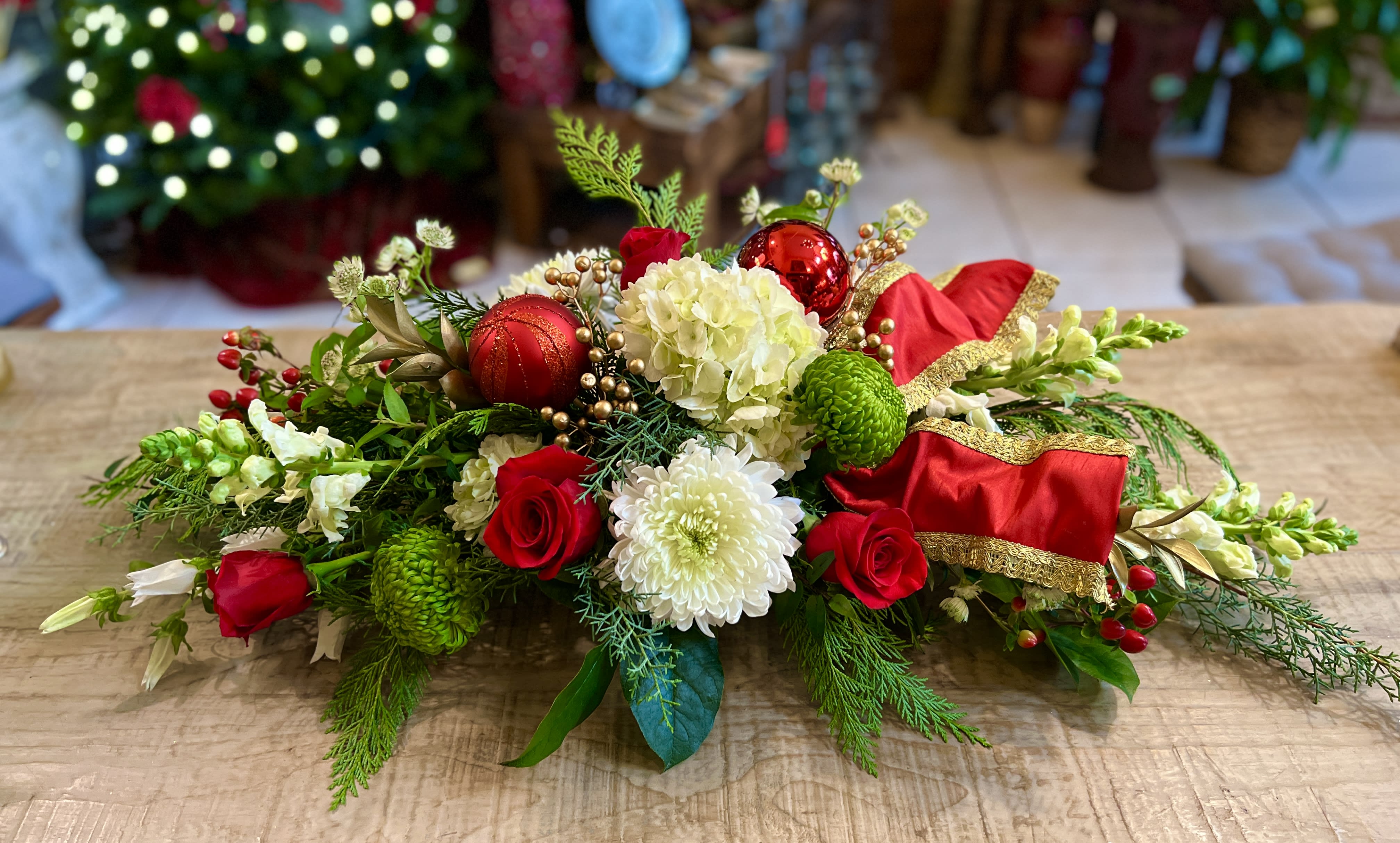 Classic Christmas Centerpiece - This gorgeous centerpiece will take pride of place on any table!