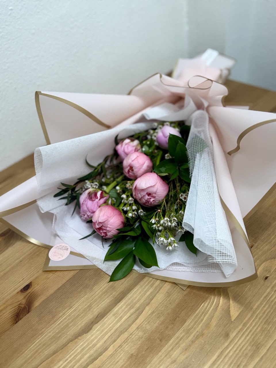 Peony Lovers - Including 6 light pink peonies.  for the availability of the colors please call the shop.