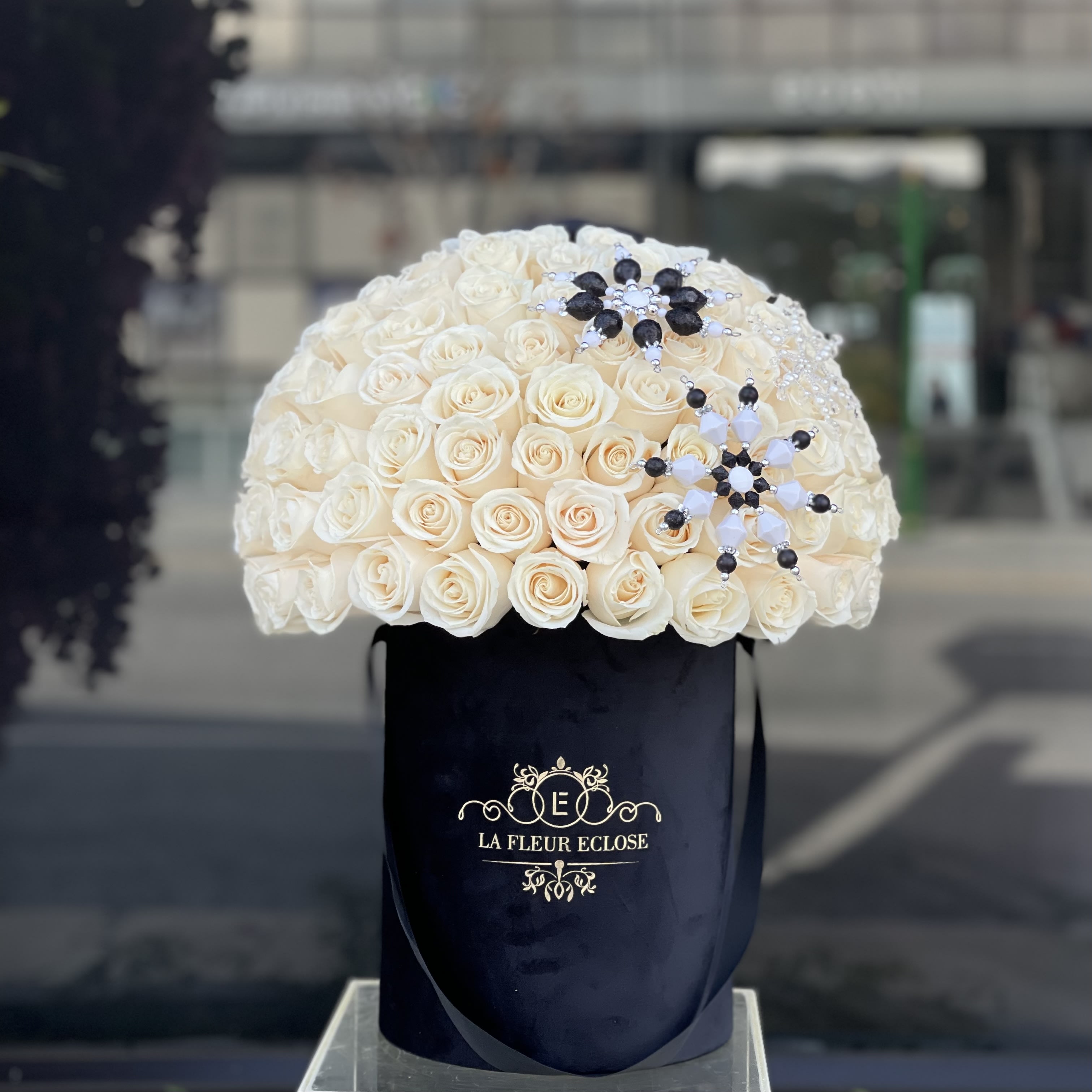 75 white roses with Snow Flakes  - 75 white roses with Snow Flakes In black velvet box 