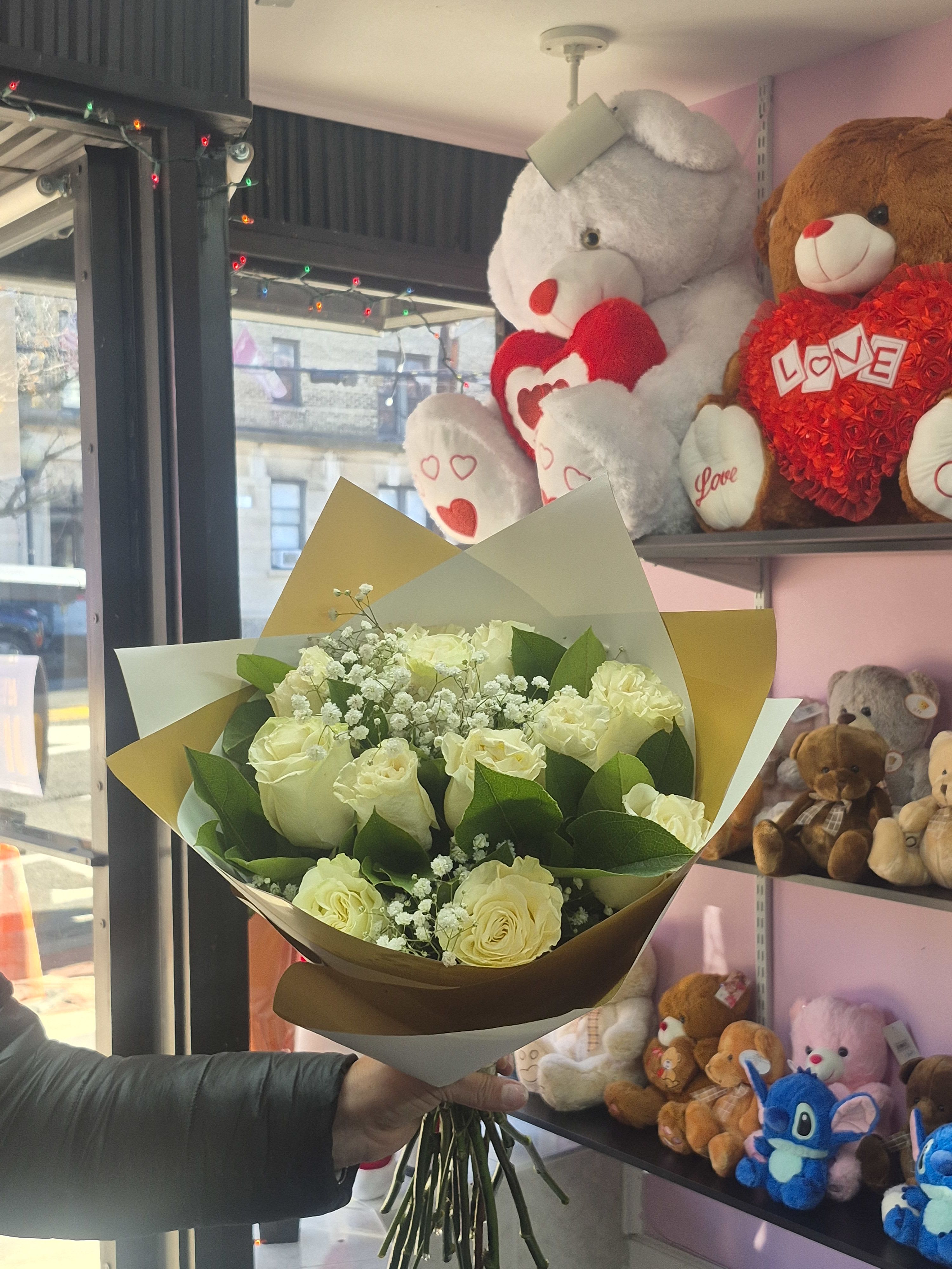 Bouquet of 12 white roses - Roses and paper decoration may vary on store disponibility.