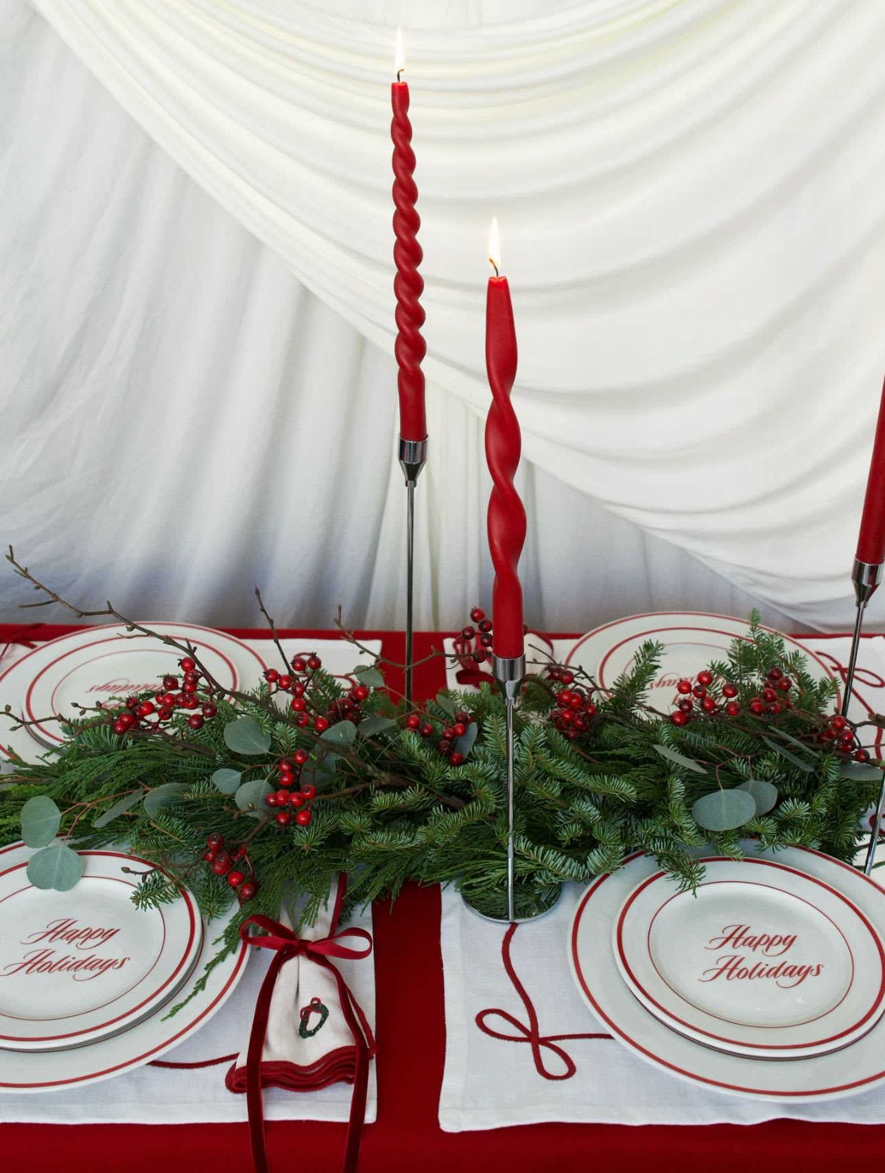 Holiday Fresh Garland - Bring timeless holiday elegance into your home with our fresh handcrafted garland, created from a luxurious mix of Douglas fir, pine, cedar, and eucalyptus. Perfect for a tablescape, mantel, staircase, entryway, or holiday photoshoot — this garland elevates every corner of your home.  Details: • Price: $30 per foot • Includes realistic faux ilex berries for a vibrant seasonal accent • Small – perfect for tabletops or compact mantels • Medium – ideal for dining tables or entryway décor • Large – for mantels, staircases, or statement displays  Delivery: Next-day delivery available.  Custom Lengths: If you need a specific size, we’re happy to create a custom-length garland at $30 per foot. For bespoke orders, please email us at fashionandflowerss@gmail.com.