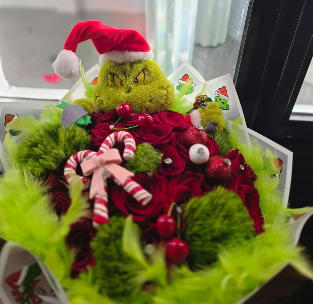 Buchon Grinch 36 roses - A beautiful and delicate Buchon bouquet in a special Christmas arrangement that will remind you of your childhood memories with its delicate decorations. Decorative elements included and subject to availability.