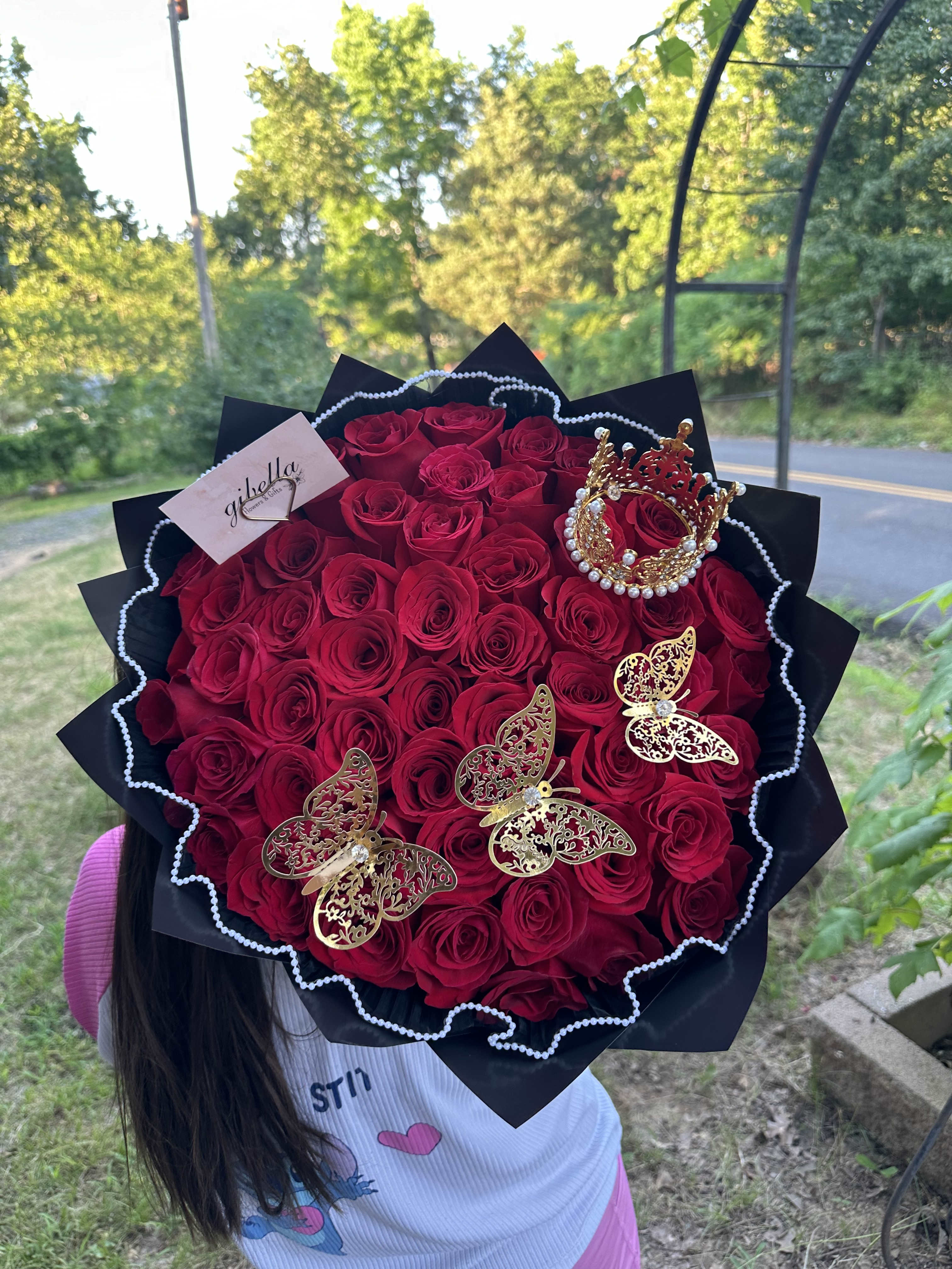 50 roses - 50 roses wrapped with a crown and butterflies   Rose color available: Red  Pink Hot Pink White you can mix  If you want to request a color wrapping of your choice please write it on the note part, if not you allow us to be creative, we always love to play with colors and wrapping