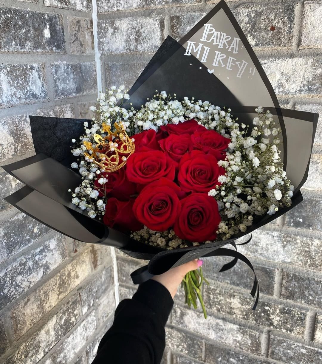 classic dozen - Classic Dozen roses with a touch of baby breath!Rose color available: Red  Pink Hot Pink White  If you want to request a color wrapping of your choice please write it on the note part, if not you allow us to be creative, we always love to play with colors and wrapping.   