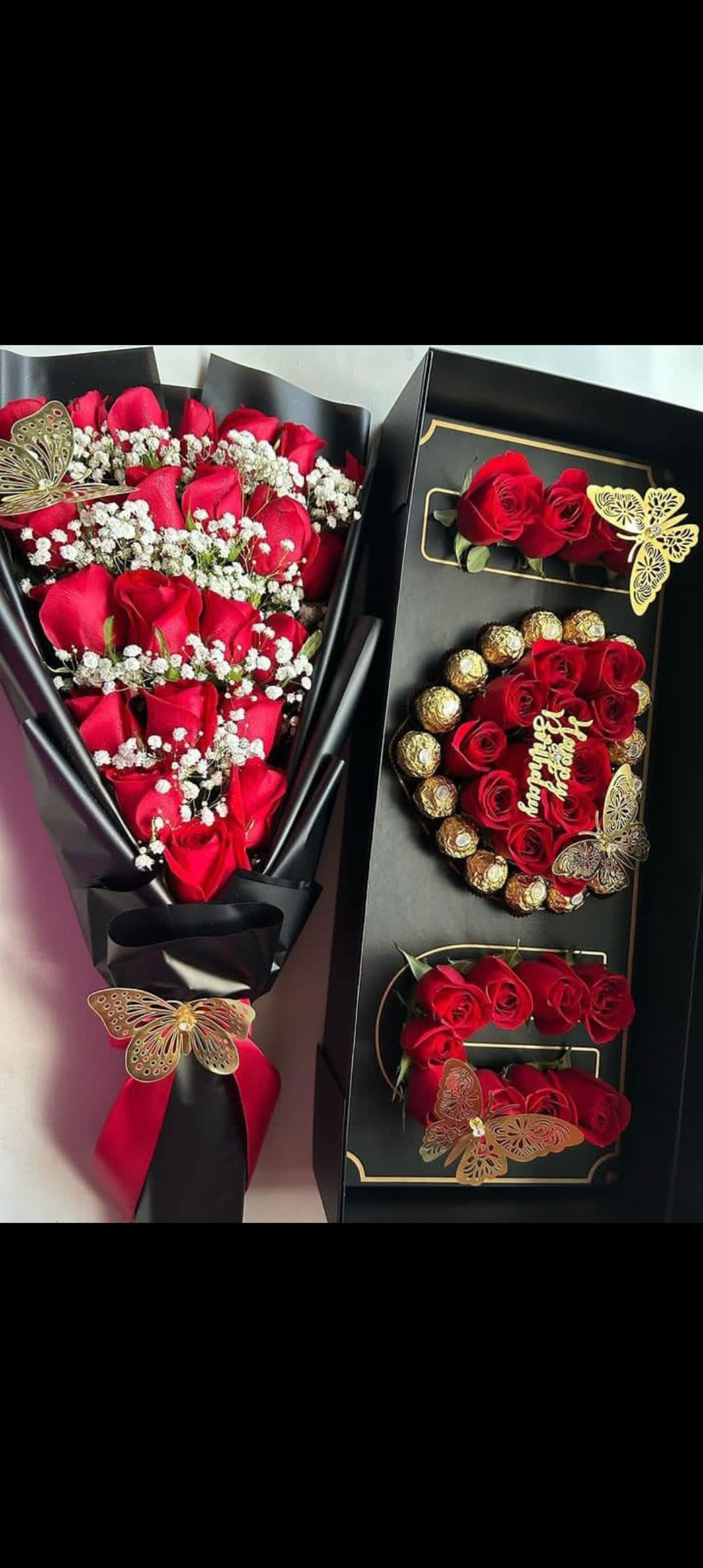 Pacion dorada  - “Pasión Dorada” es un detalle que combina elegancia y dulzura en un mismo regalo. El ramo está formado por rosas rojas símbolo de amor intenso decoradas con delicadas flores blancas que aportan un contraste romántico y sofisticado. Acompañado por una caja estilo premium que incluye un corazón de rosas con chocolates dorados, mariposas brillantes y detalles que realzan cada elemento, este arreglo es perfecto para expresar amor profundo, admiración o gratitud especial.