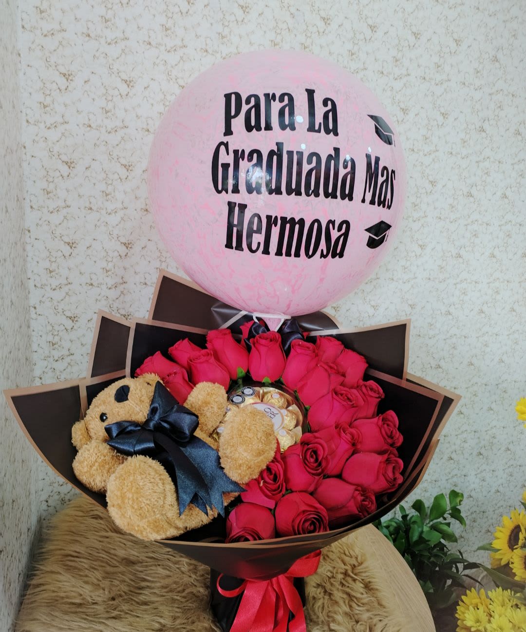 Bouquet Graduada de Ensueño - El Bouquet Graduada de Ensueño es un detalle perfecto para celebrar a esa persona especial que culmina una etapa importante. Elaborado con rosas rojas premium, elegantemente acomodadas en un bouquet de tonos café y negro que resalta su sofisticación.