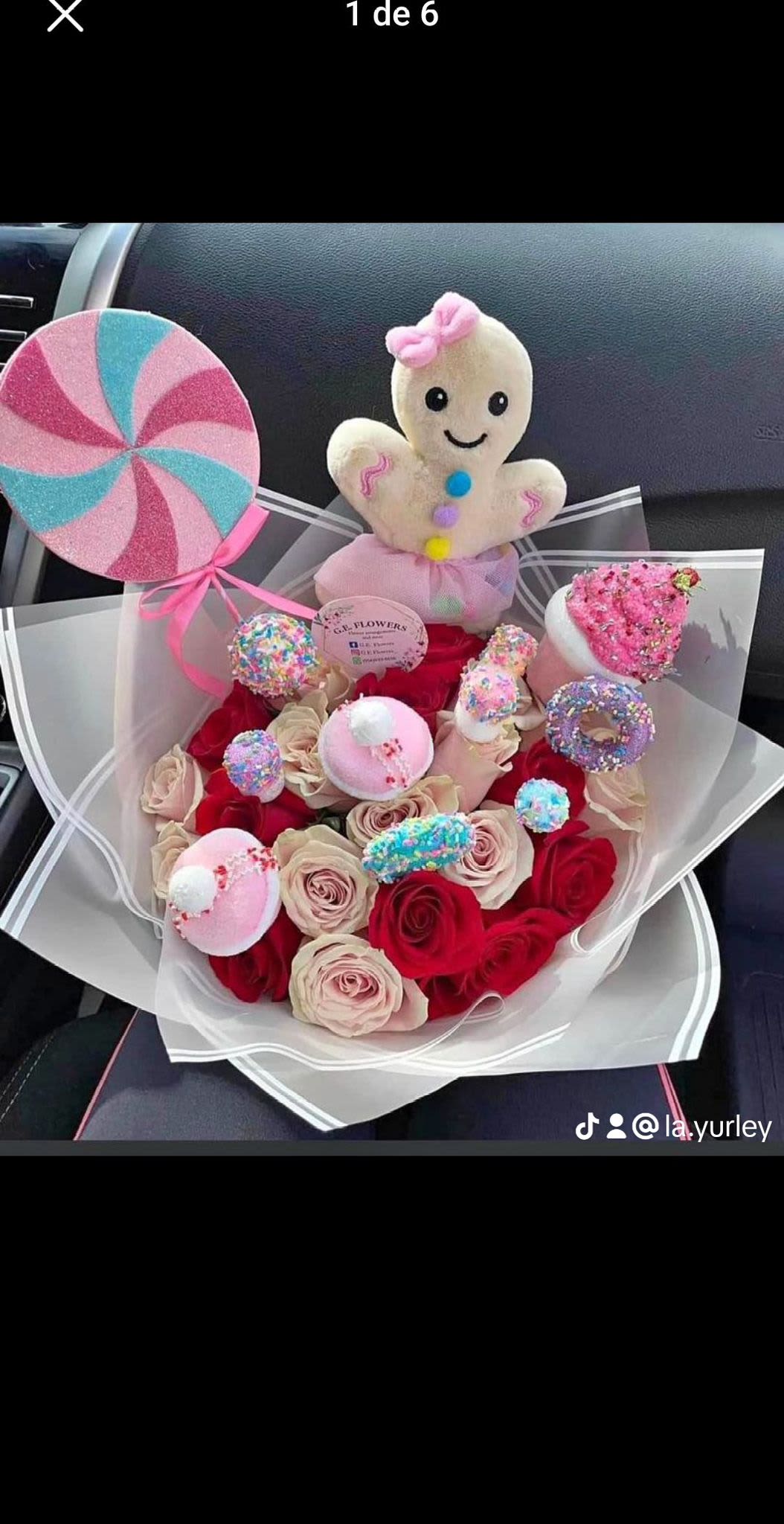 Dulce Fantasía de Ensueño - El Dulce Fantasía de Ensueño es un bouquet inspirado en la magia, la ternura y el encanto de los detalles dulces. Elaborado con una hermosa combinación de rosas rojas y rosas pastel premium, creando una base elegante y suave. Estos elementos se integran de manera armoniosa para crear un arreglo único, divertido y lleno de fantasía, ideal para niñas, adolescentes y mujeres que aman los detalles tiernos, creativos y diferentes.  El bouquet está envuelto en papel translúcido blanco, que brinda un acabado limpio, moderno y delicado.Estos elementos se integran de manera armoniosa para crear un arreglo único, divertido y lleno de fantasía, ideal para niñas, adolescentes y mujeres que aman los detalles tiernos, creativos y diferentes.  El bouquet está envuelto en papel translúcido blanco, que brinda un acabado limpio, moderno y delicado.Este diseño SIEMPRE requiere un mínimo de 10 días de anticipación, ya que se elabora solo sobre pedido y lleva decoraciones especiales hechas a mano.