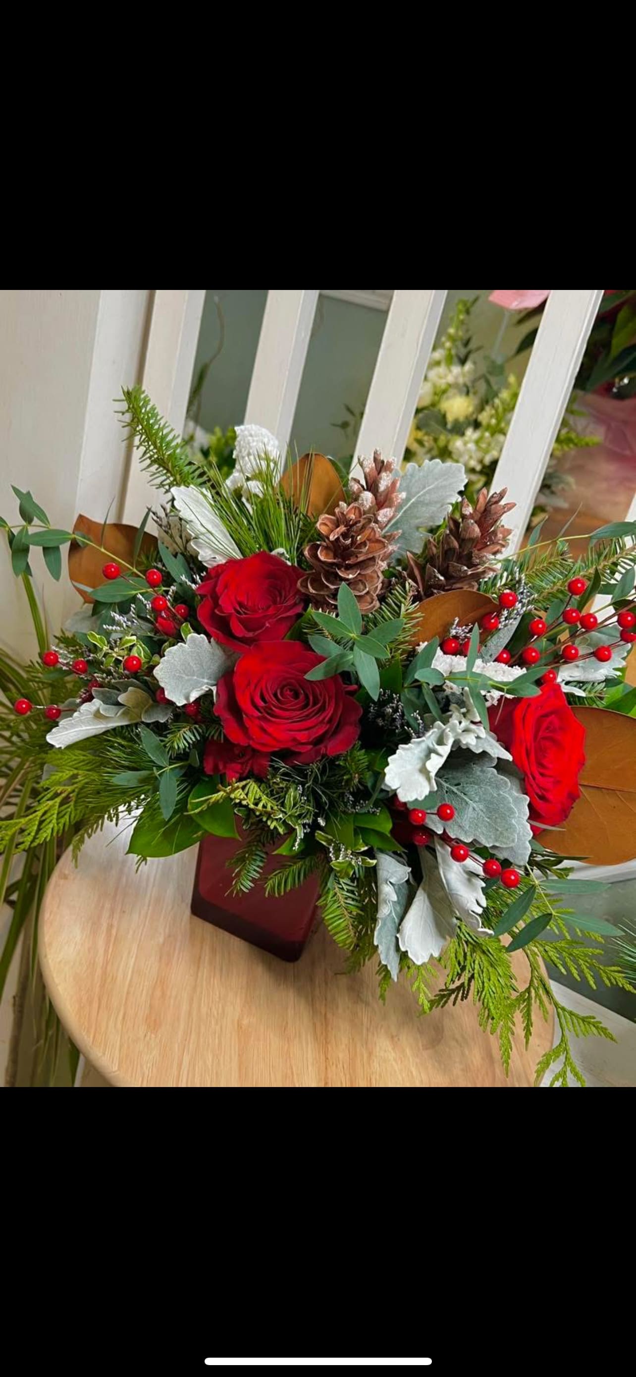 Pino Rojo by blomnation - A refreshing blend of pine and winter hues evokes a sense of gratitude and fond memories.Note :Depending on the season and availability in our warehouses, some flowers or staff members may be replaced. However, the overall style of the arrangement will remain consistent.
