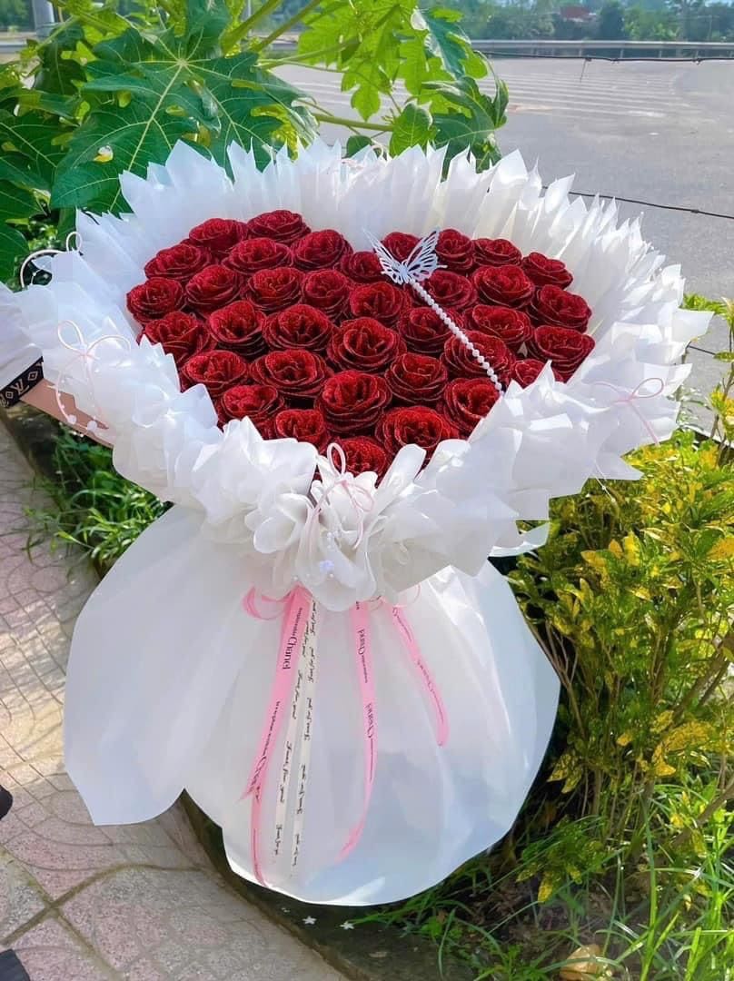 	Luz de Primavera - Rosas cuidadosamente escogidas por su color intenso y frescura, creando un ramo armonioso y lleno de vida.