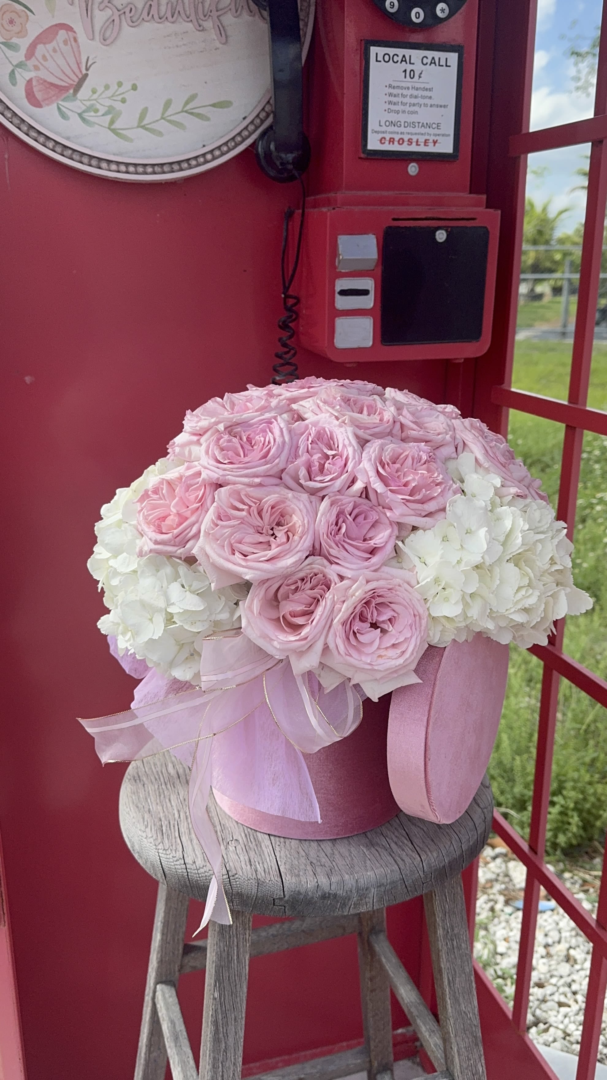 Pink Universe - A box with hydrangeas and 12. roses