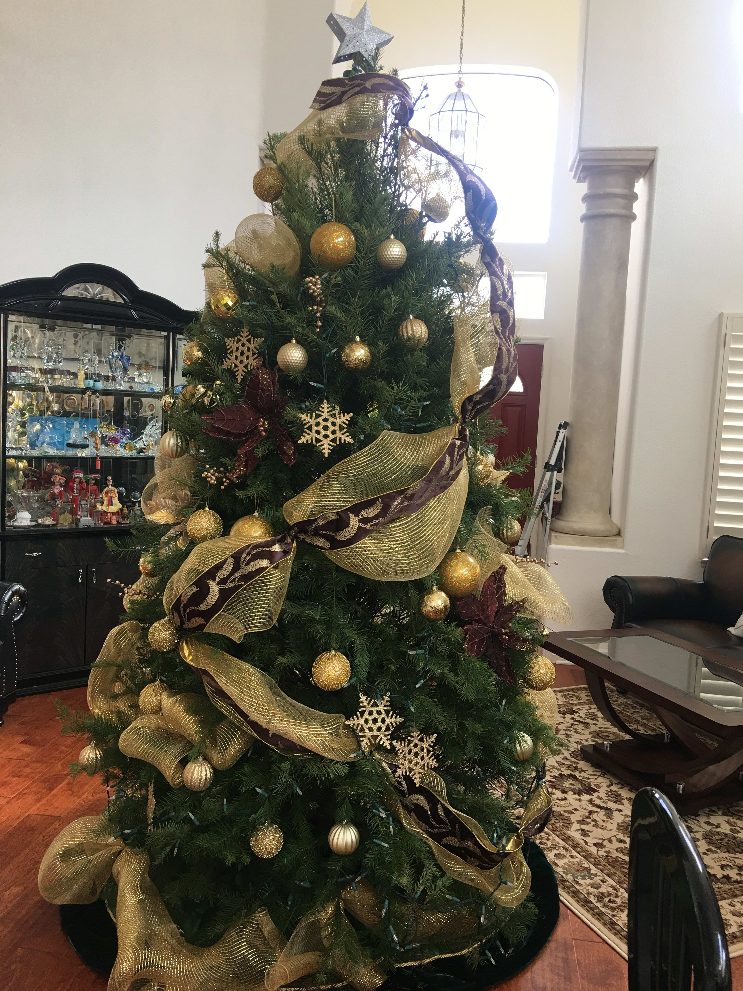 Christmas Tree Decoration - A fresh green Christmas tree ( 6-7 ft), with colors decotations of your choices!We will take care the full services for you, work at the location!