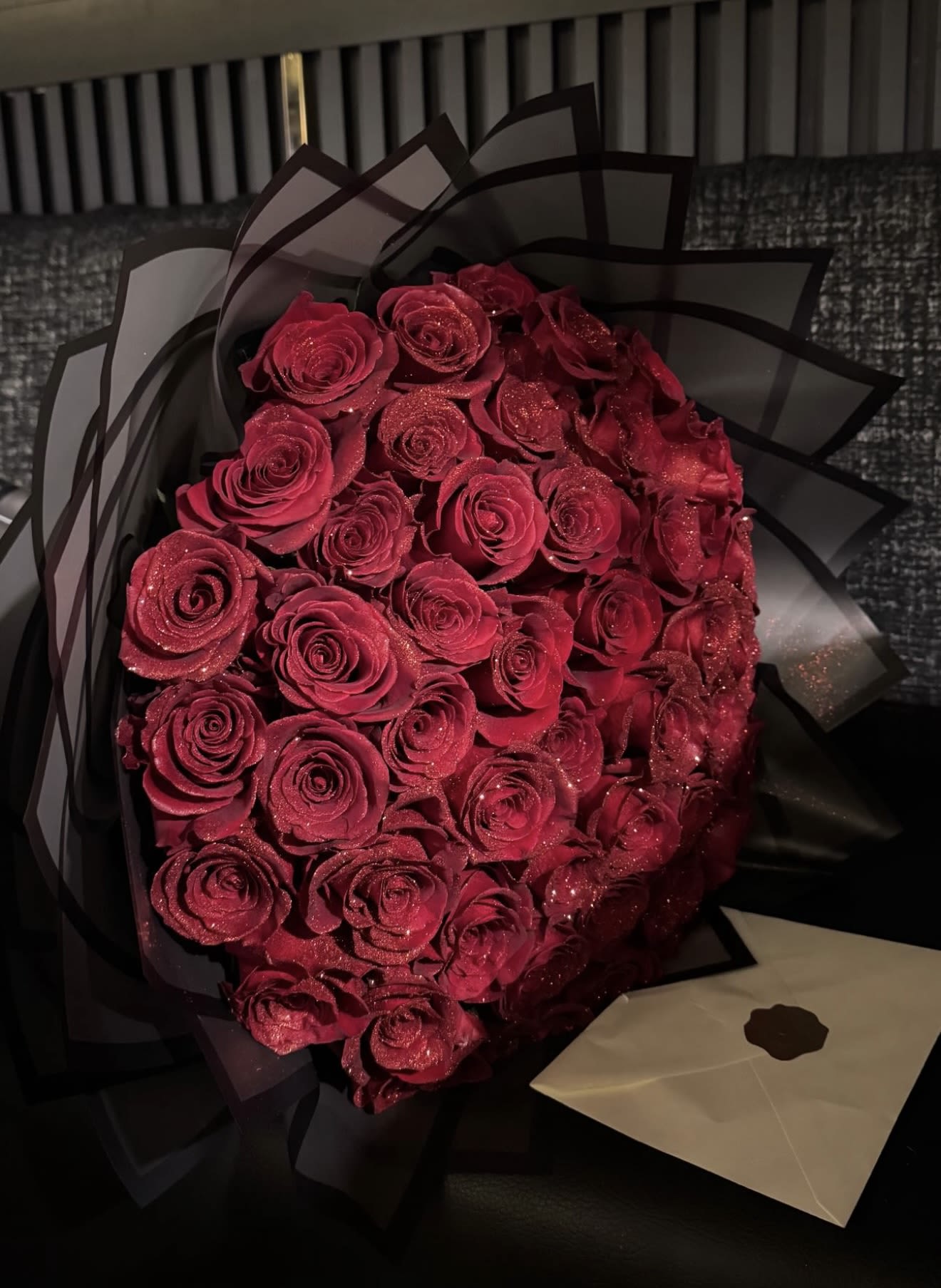 Rouge Luxe - Standard - 25 roses Deluxe - 48-50 roses Premium - 100 roses A bouquet of premium red roses with golden frost, wrapped in elegant high-end black paper. An impressive design, ideal to surprise with a sophisticated gesture full of strength
